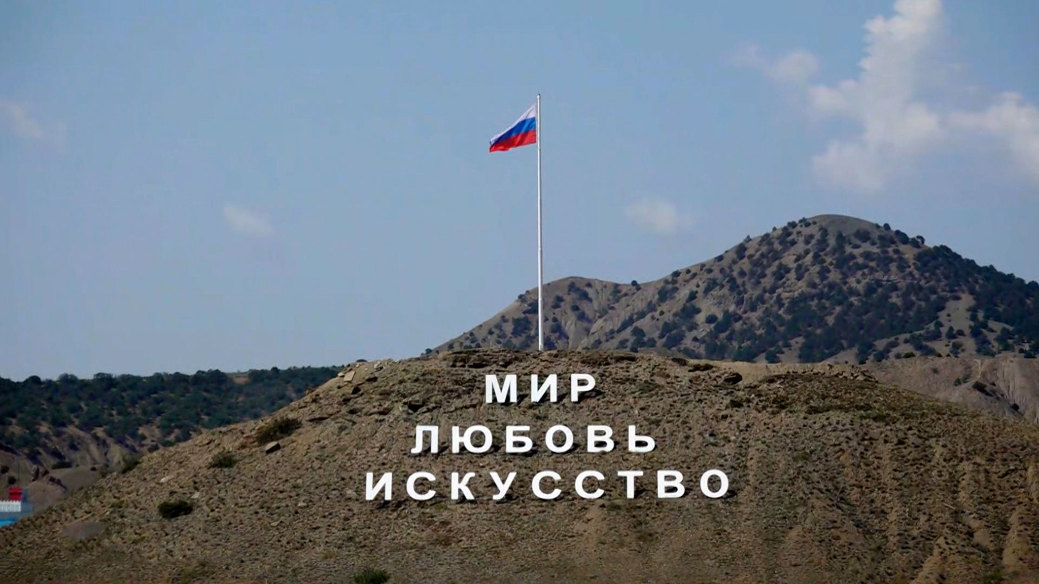 Преодолеть барьеры и творить без ограничений: в "Тавриде" завершилась смена