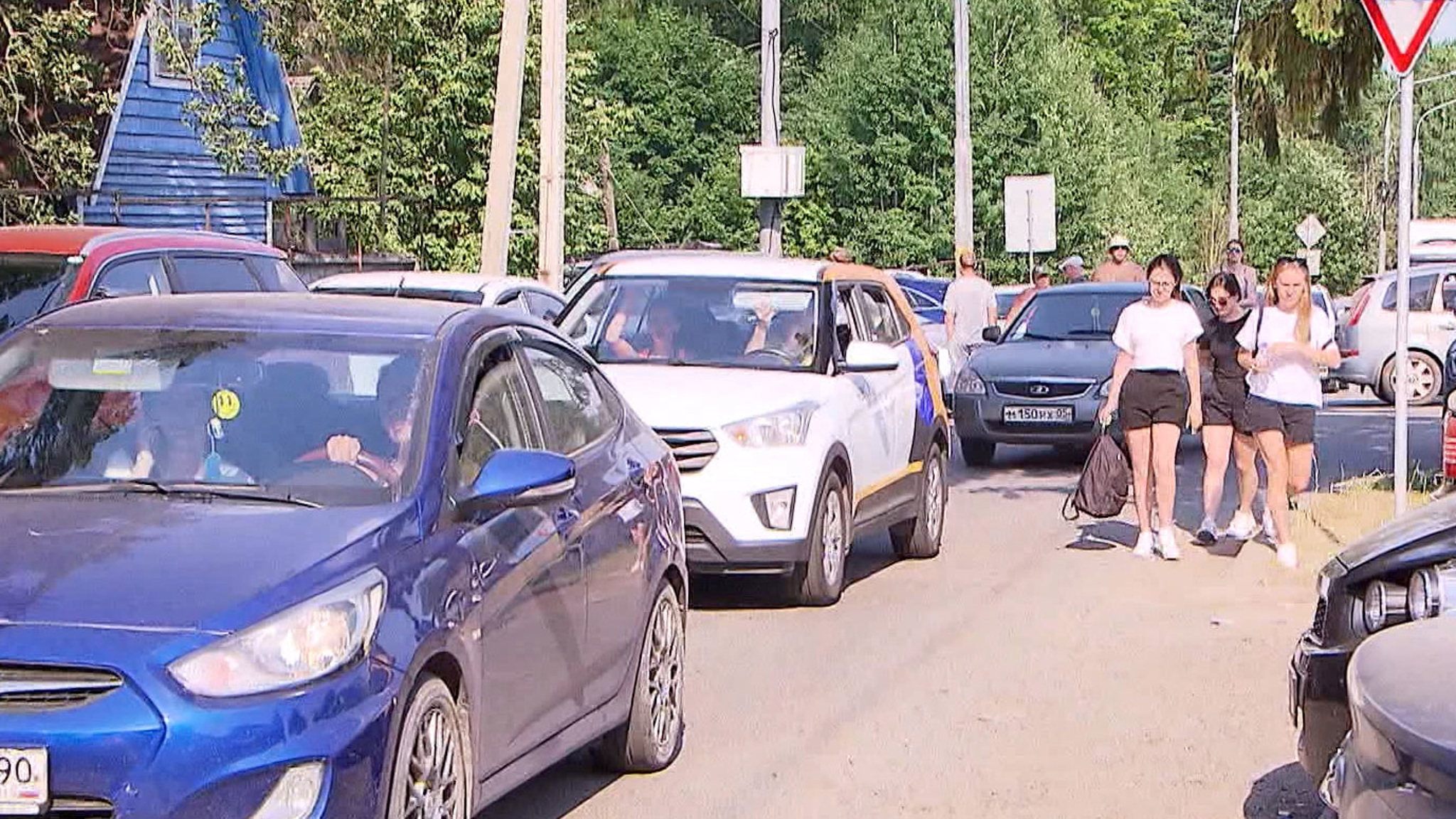 Турбаза превратила дорогу вдоль деревни в паркинг
