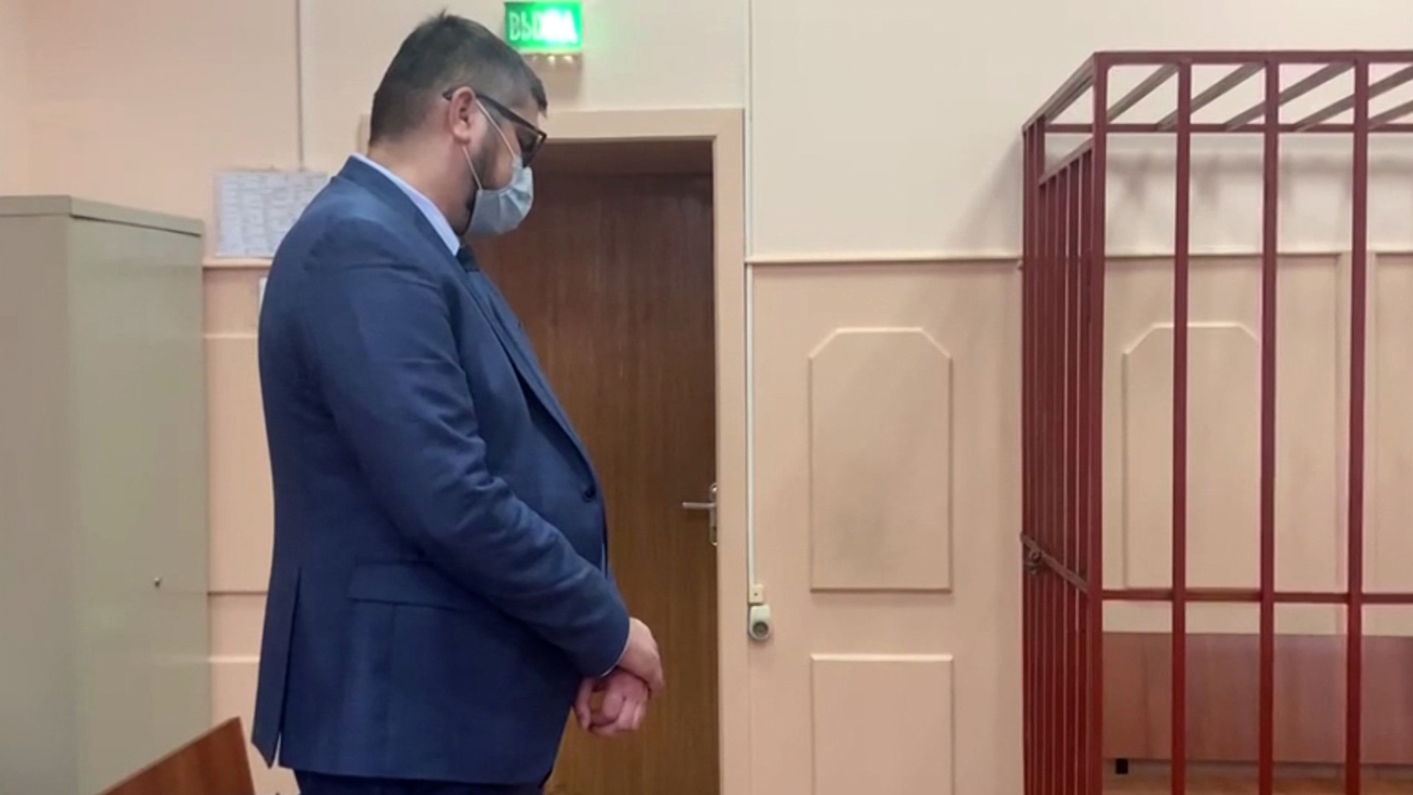 Обвиняемому в поджоге следователю продлили домашний арест