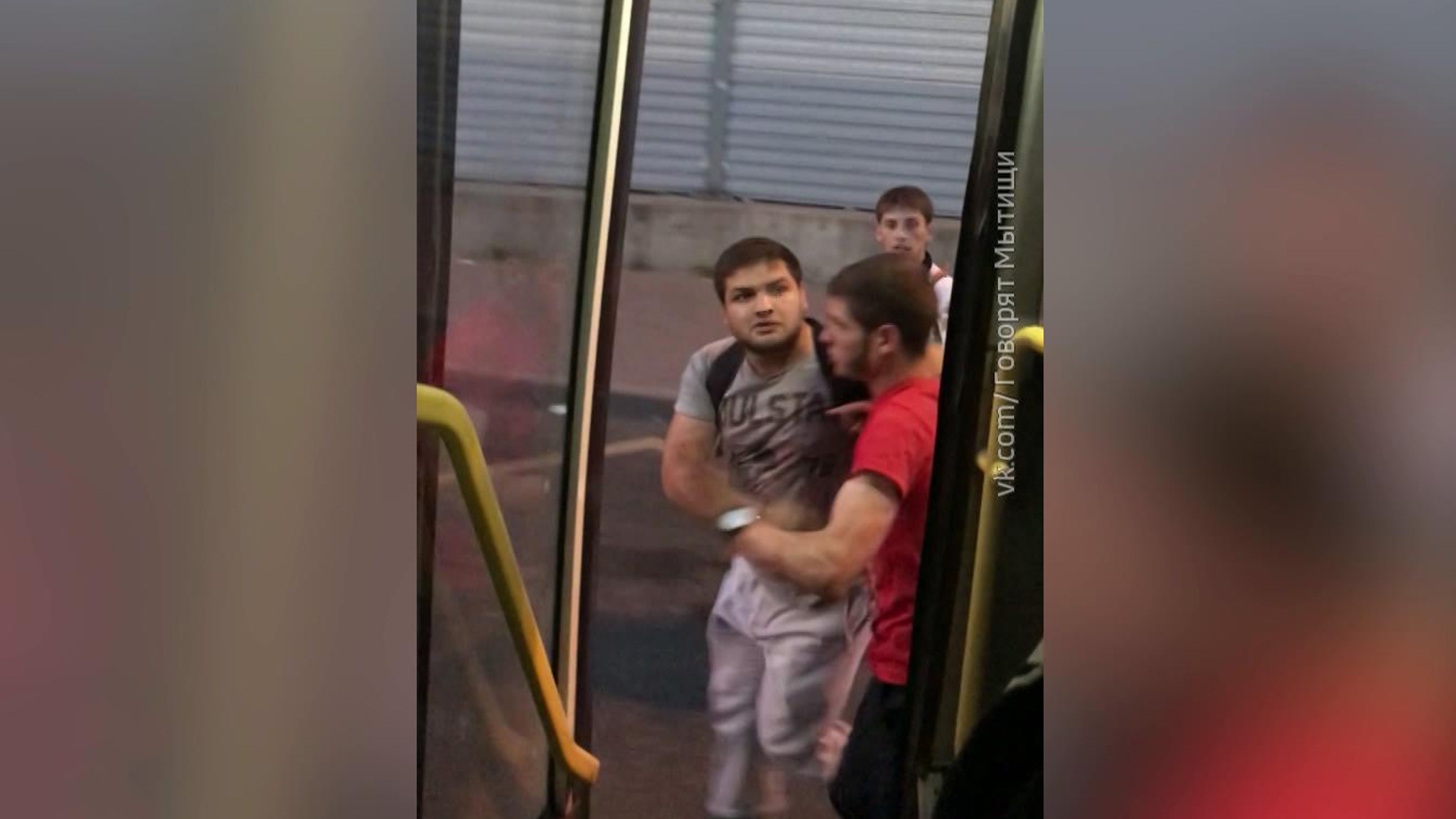 Агрессивные пассажиры: хулиганы полчаса терроризировали всю маршрутку