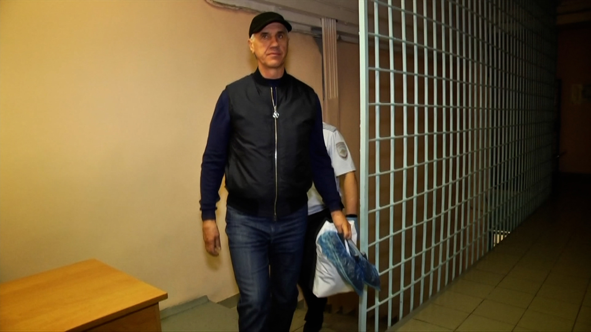 Анатолий Быков отправился в карцер за спор с надзирателем