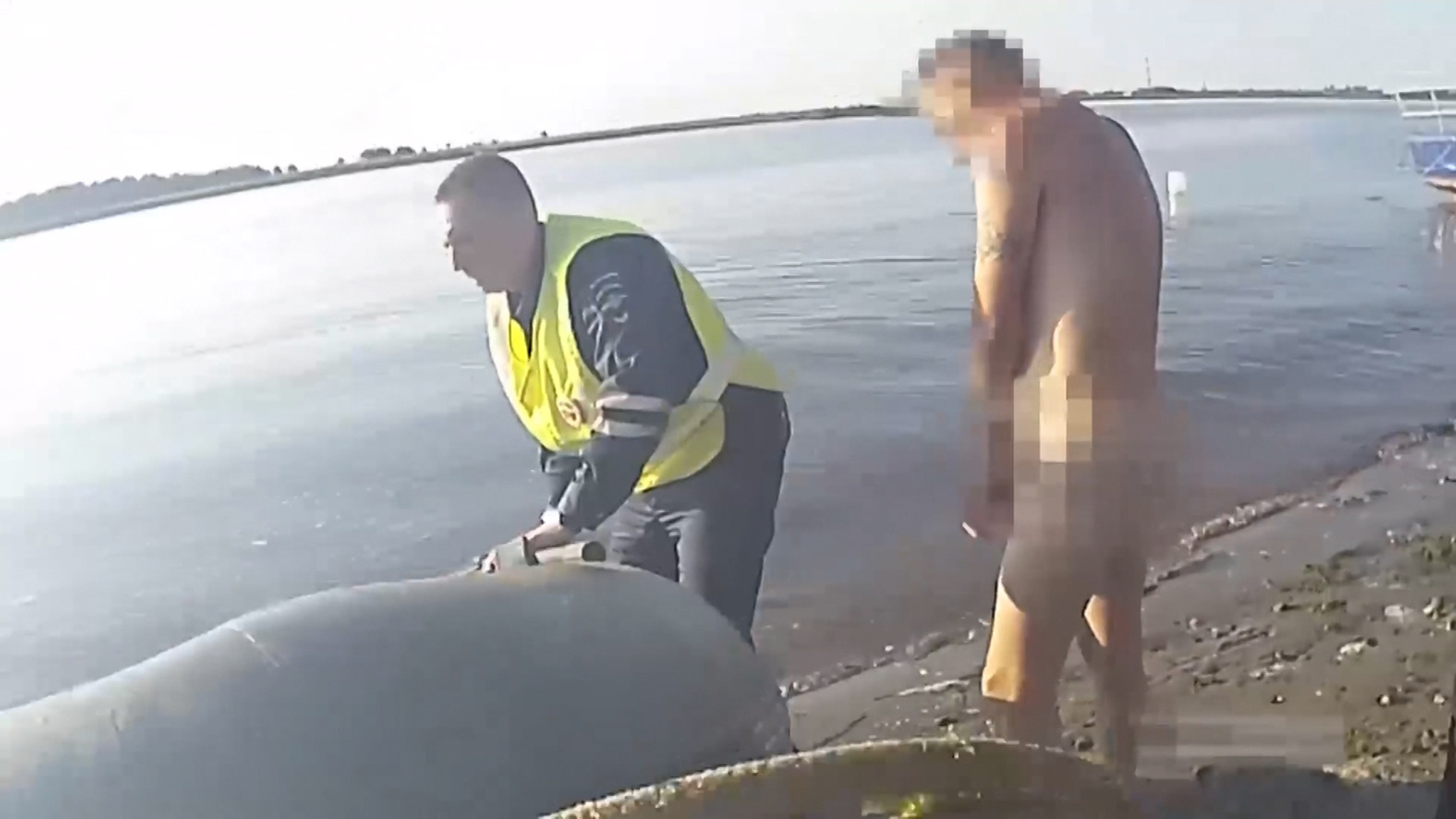 В Северодвинске пьяный водитель пытался уплыть от инспекторов