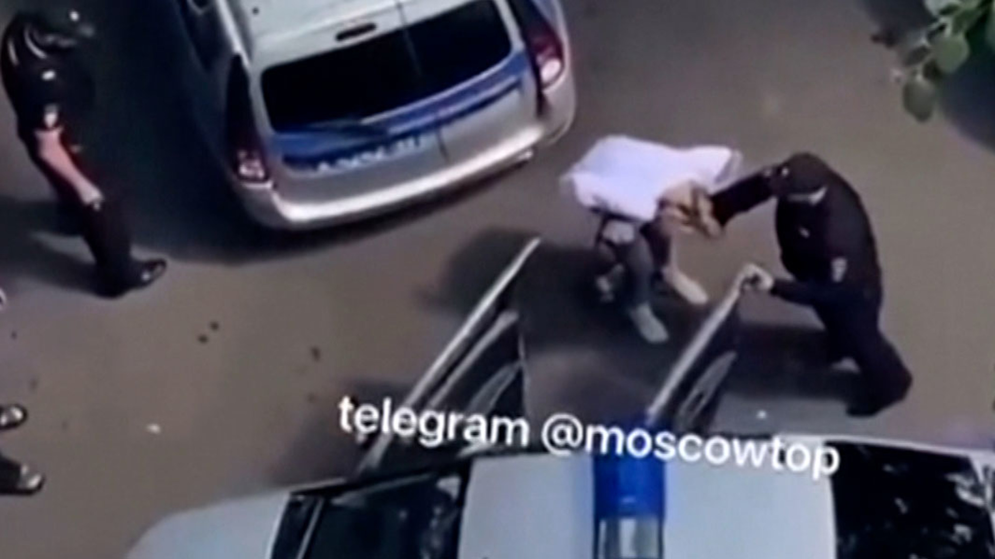 Оправданы ли методы: в Сети бурно обсуждают видео, как полицейские усмиряют агрессивную москвичку