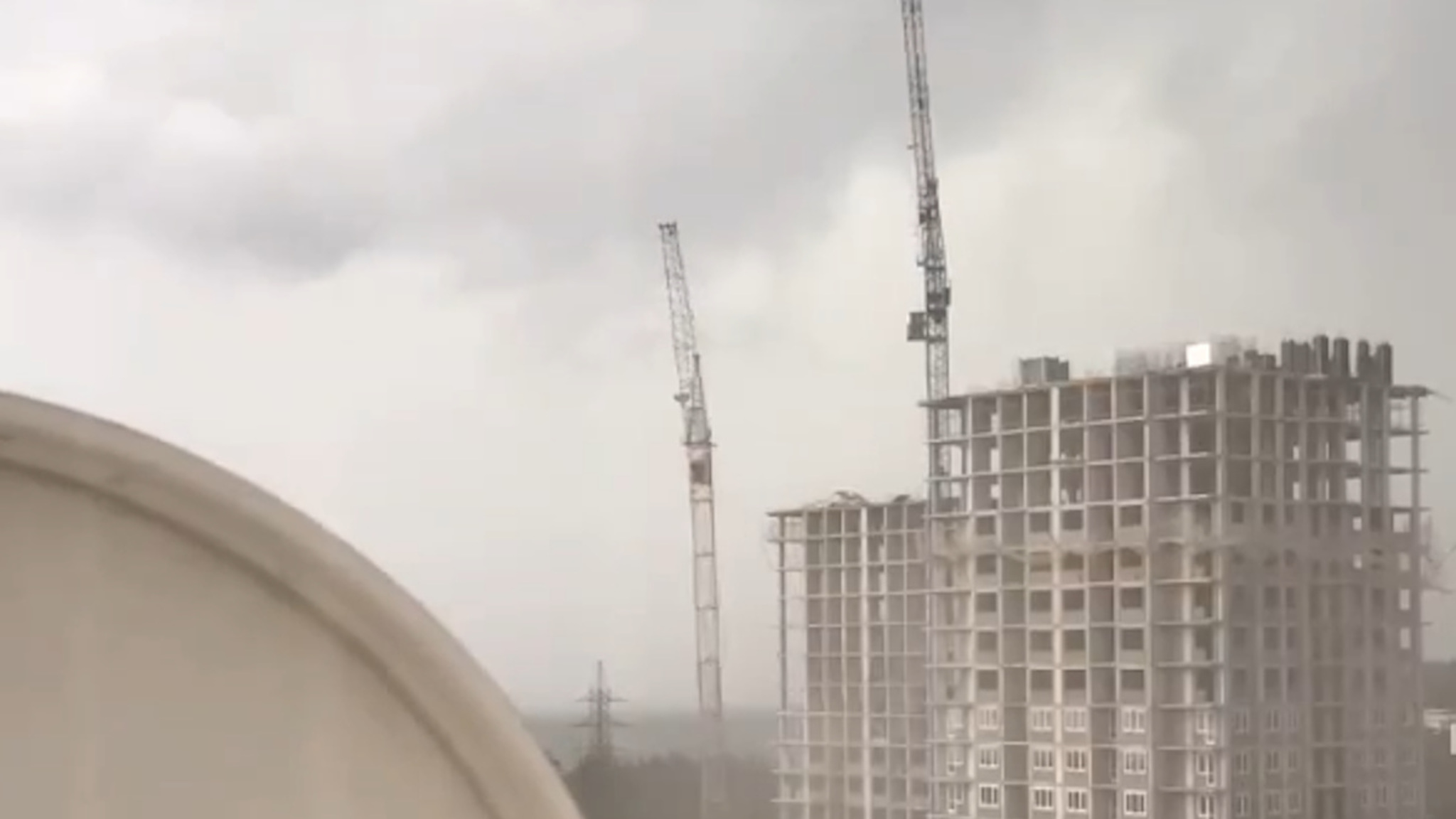 Строительный кран упал в Сочи из-за сильного ветра