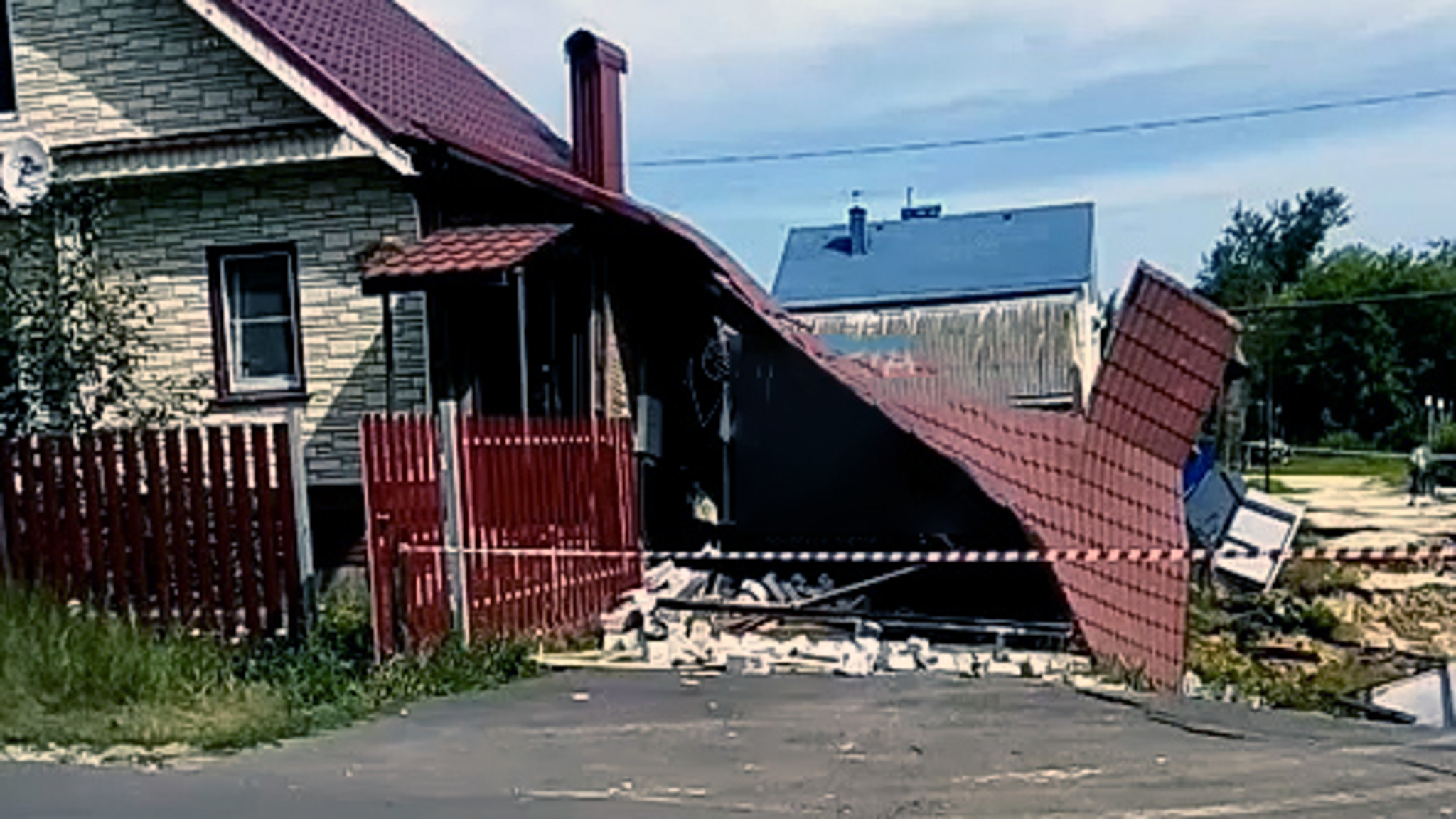 Провалился грунт: в Балахне гараж провалился в трехметровую воронку