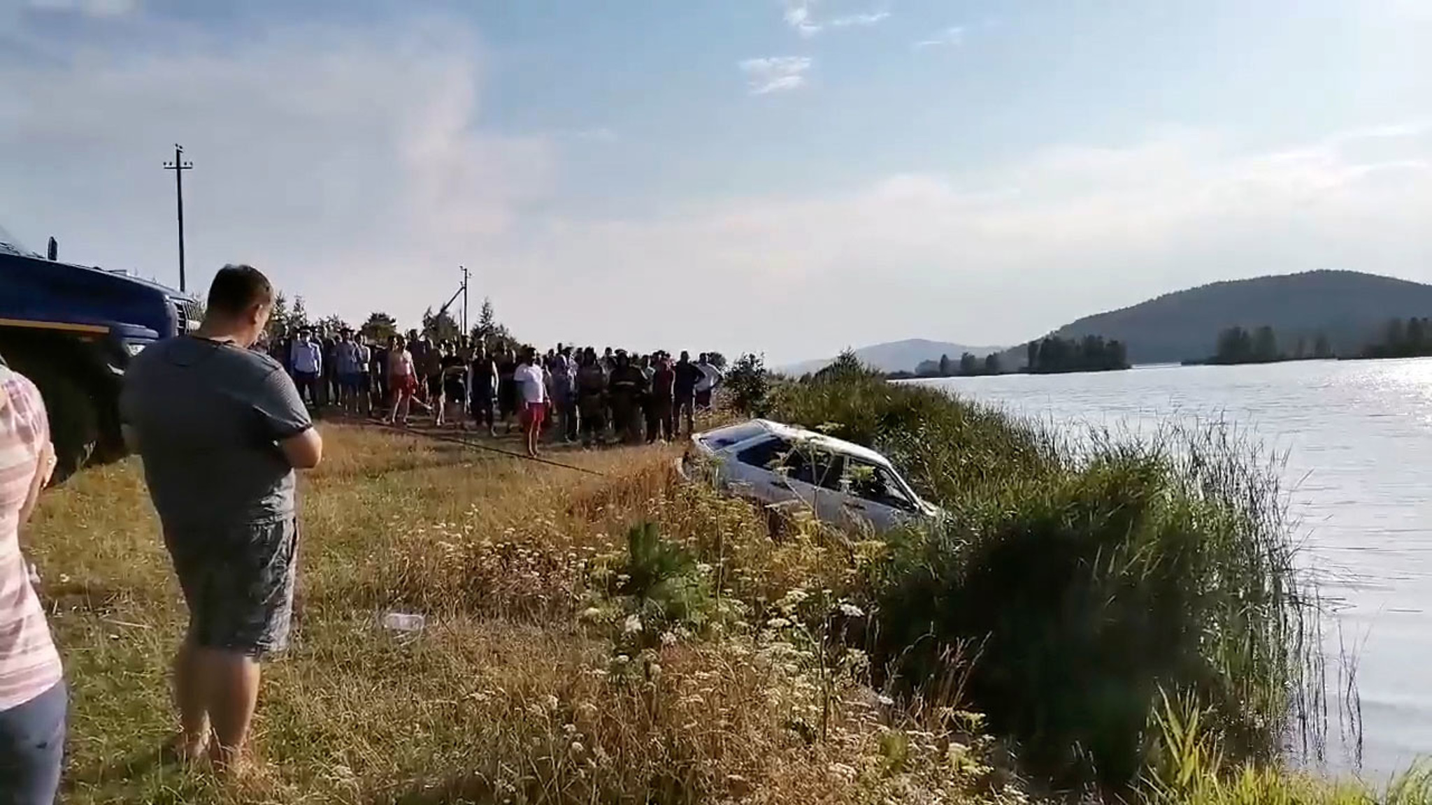В Миассе из пруда вытащили машину с телом женщины внутри