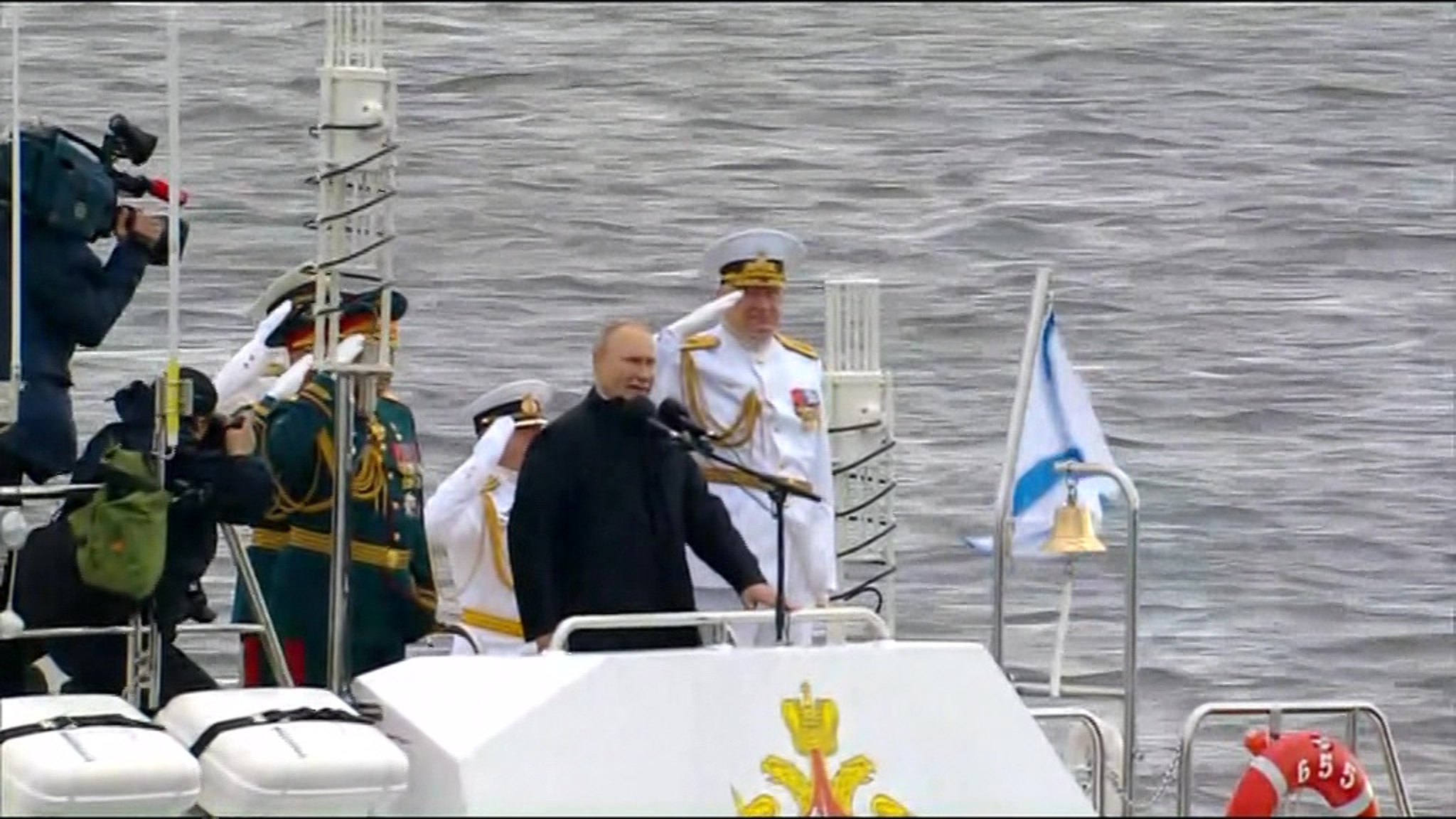 Путин осмотрел корабли в Кронштадте и поздравил экипажи