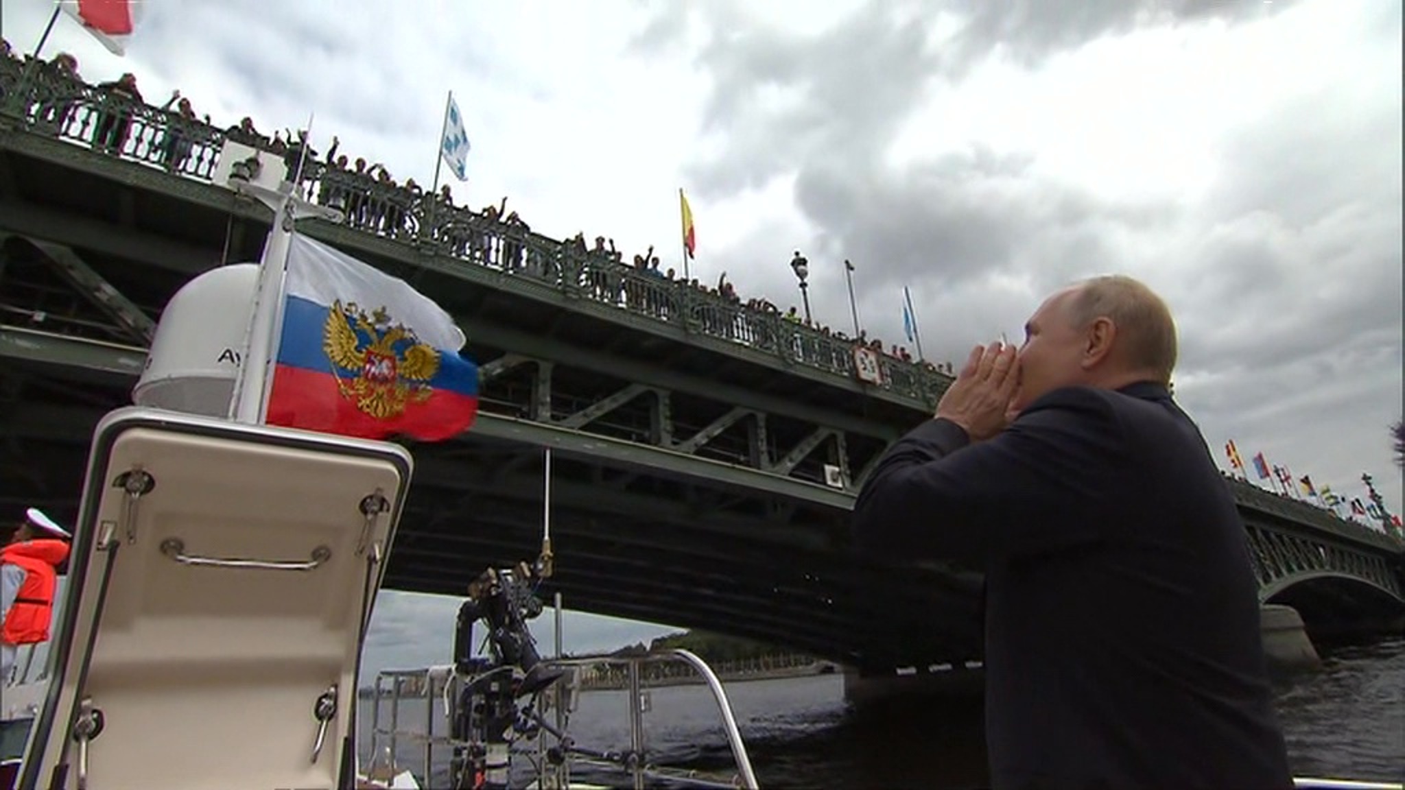Водная прогулка президента после парада