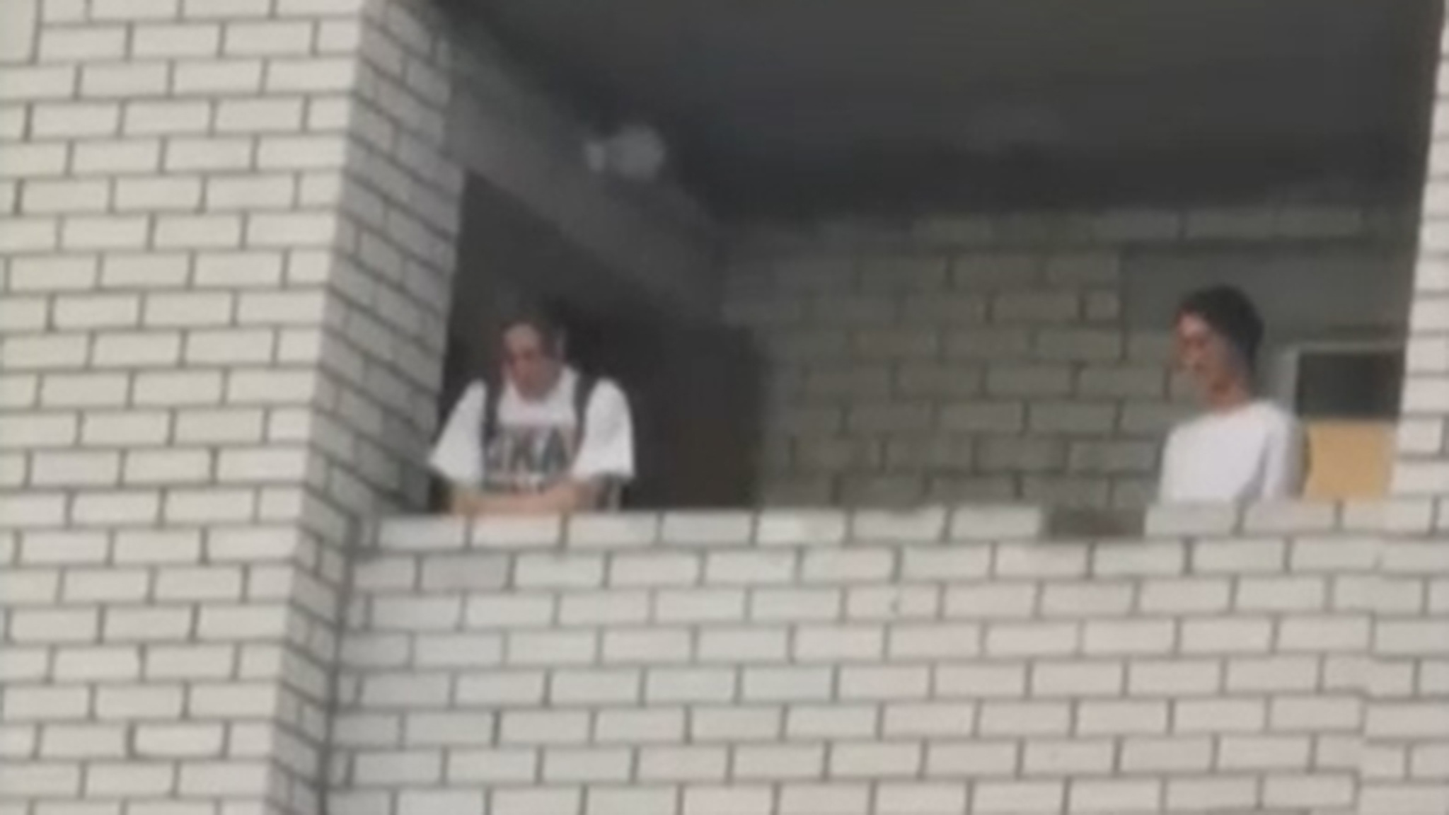 Кирпичом по голове. Опасное развлечение сняли на видео в Воронеже