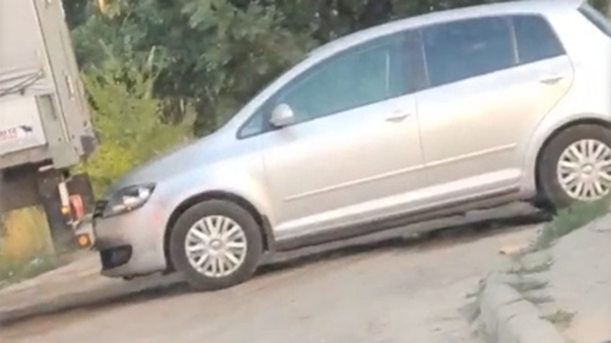 Фура сдвинула припаркованный автомобиль в Воронеже