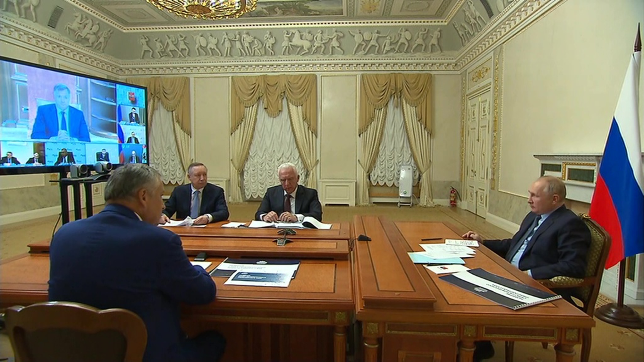 Путин предложил построить вокруг Петербурга новую кольцевую автодорогу