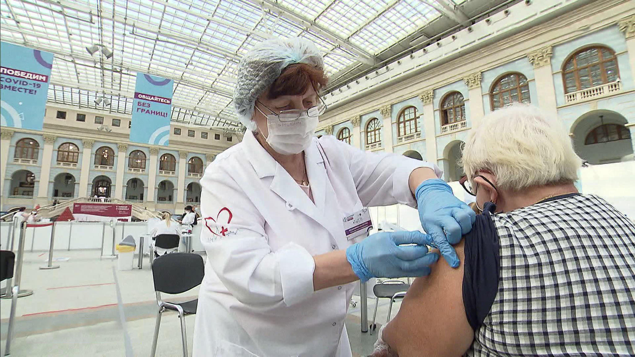 Прививка против COVID-19 помогает формировать "коконный иммунитет"