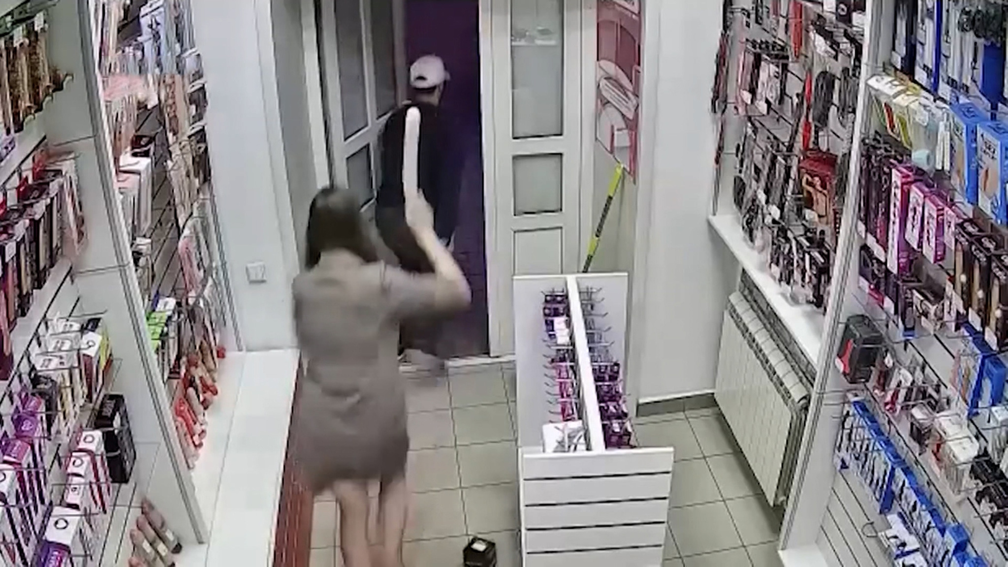 Ограбление секс-шопа в Новокузнецке: прогнать преступника помог пикантный товар