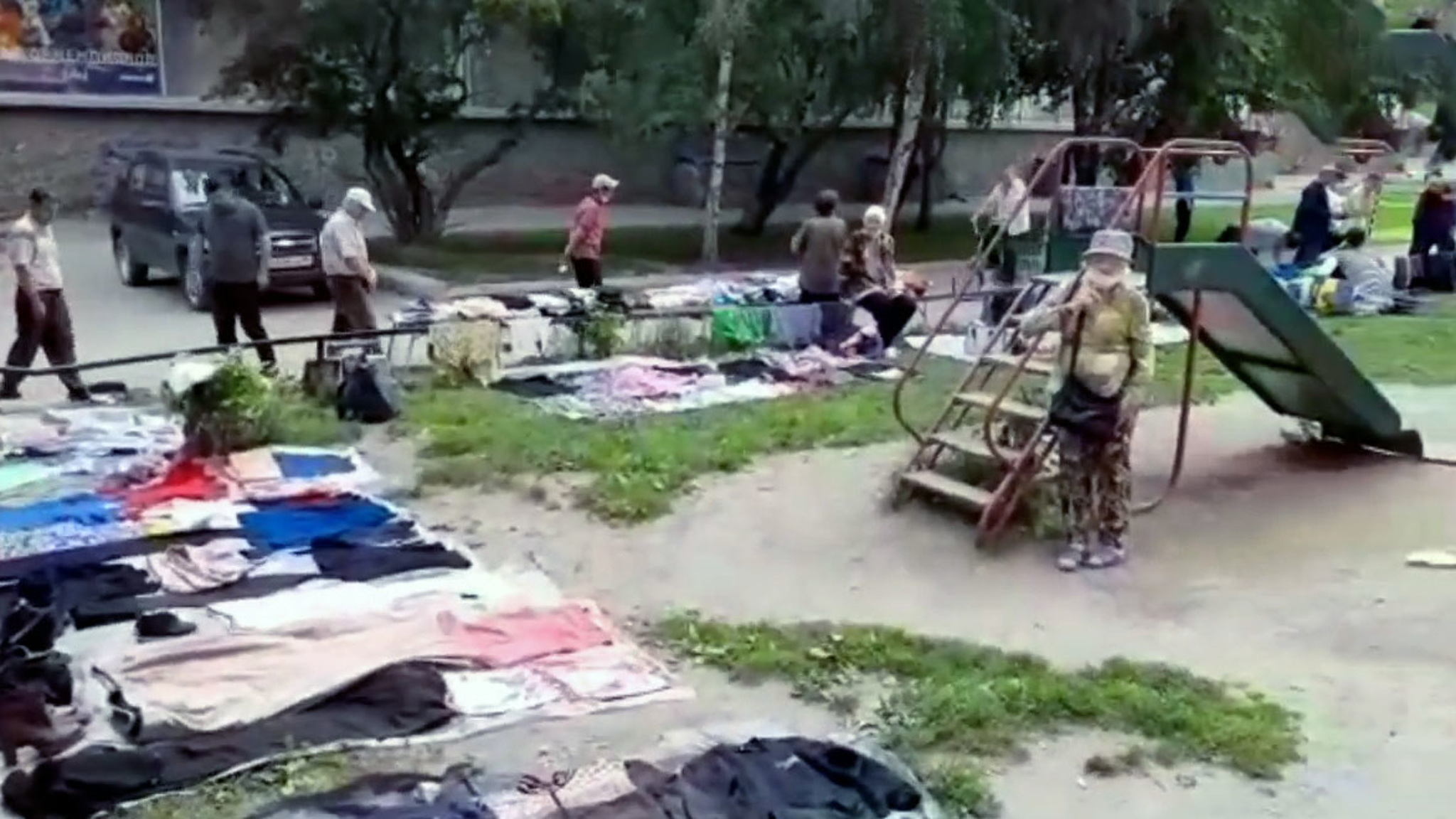 Новосибирские пенсионеры устроили блошиный рынок прямо на детской площадке