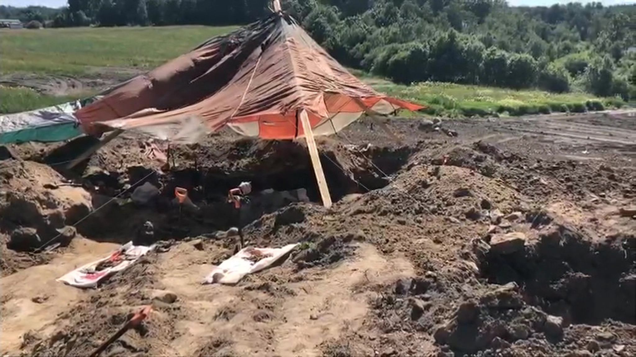 Загадочное массовое захоронение обнаружено в Карелии