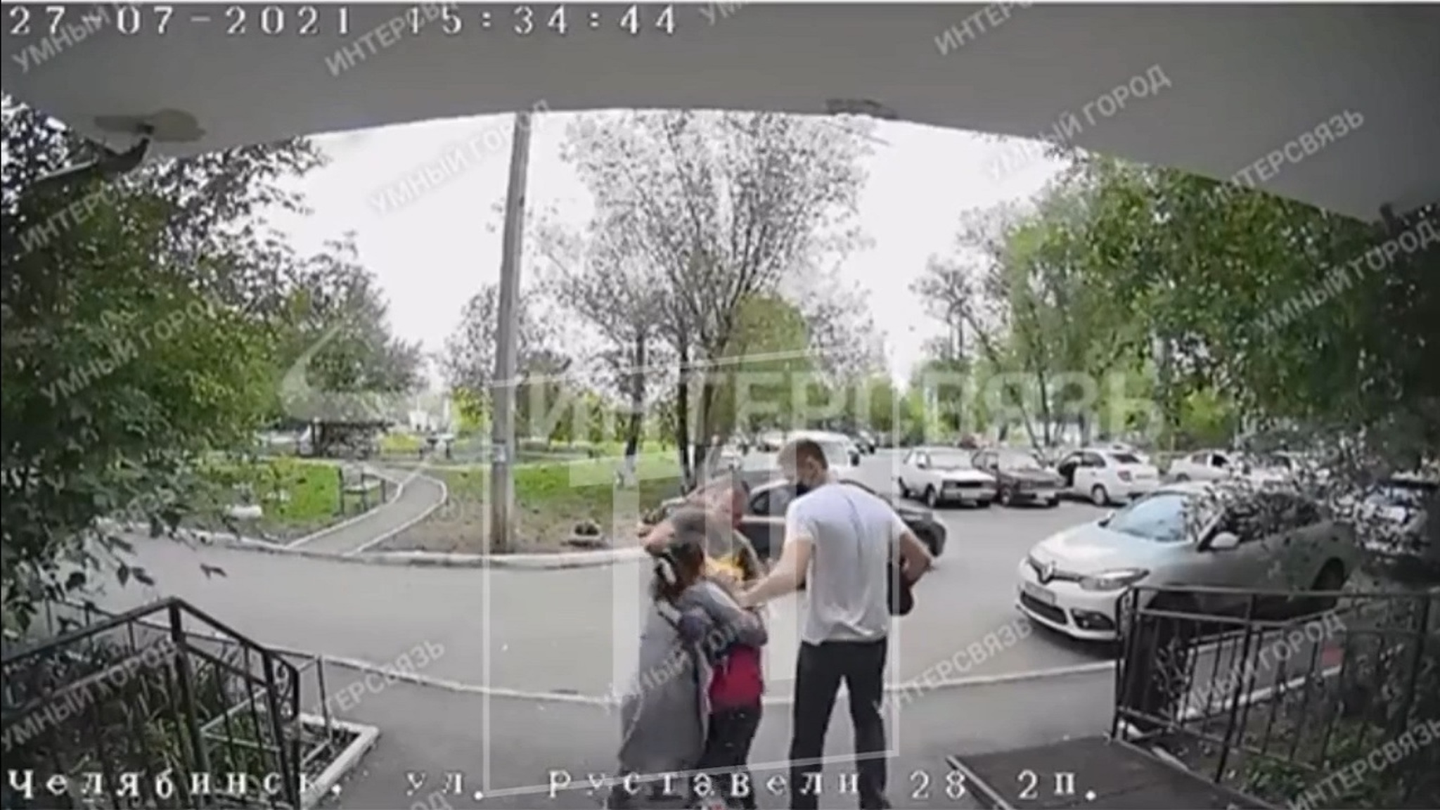 В одном из дворов Челябинска задержали женщину, которая распространяла наркотики