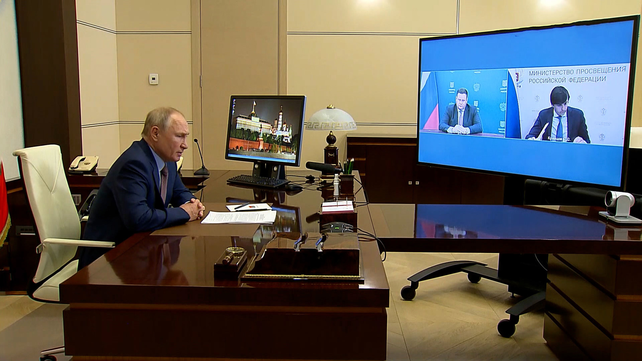Путин поручил досрочно выплачивать детские пособия и ускорять ремонт школ