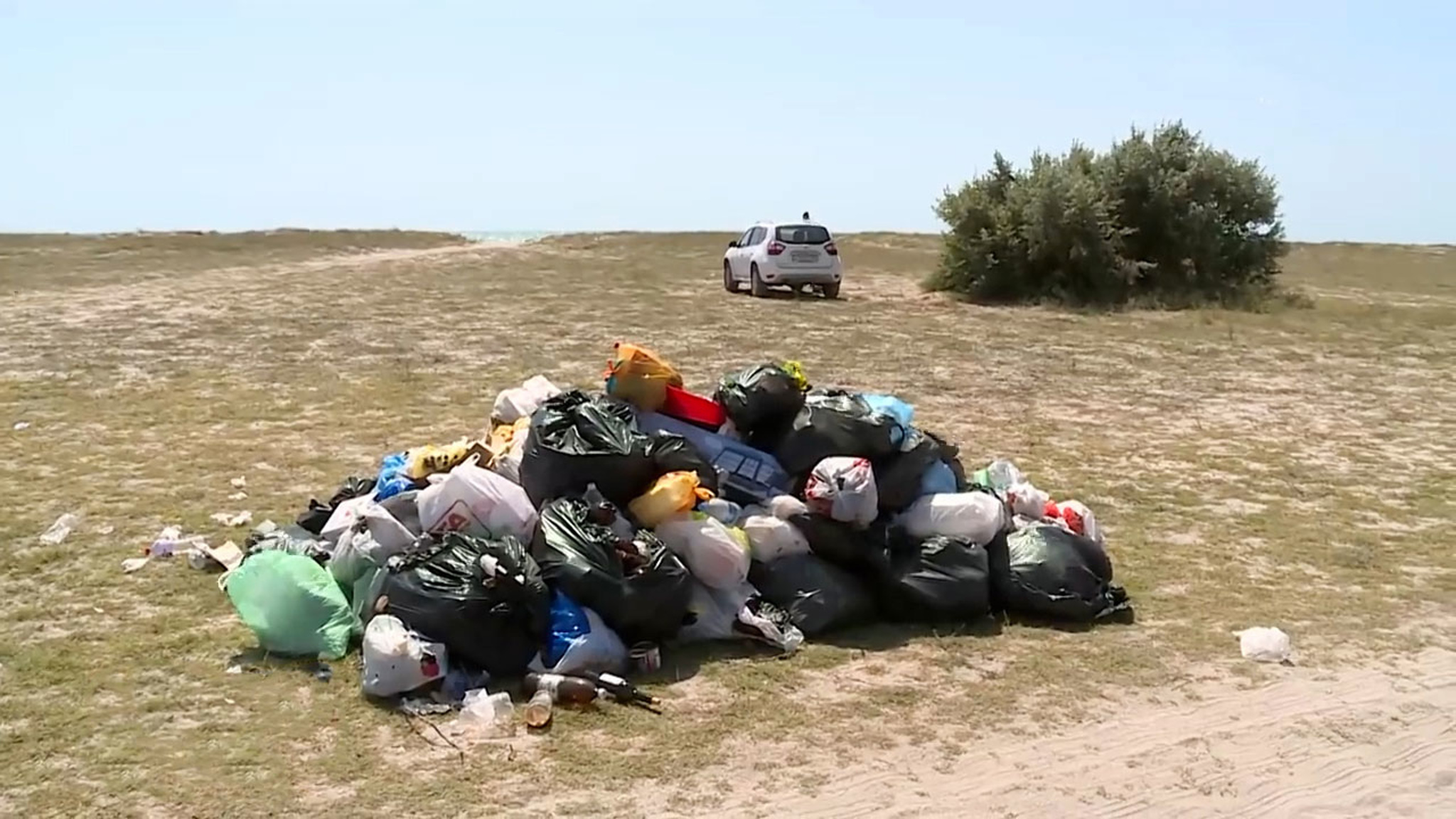 Власти Крыма просят туристов не мусорить