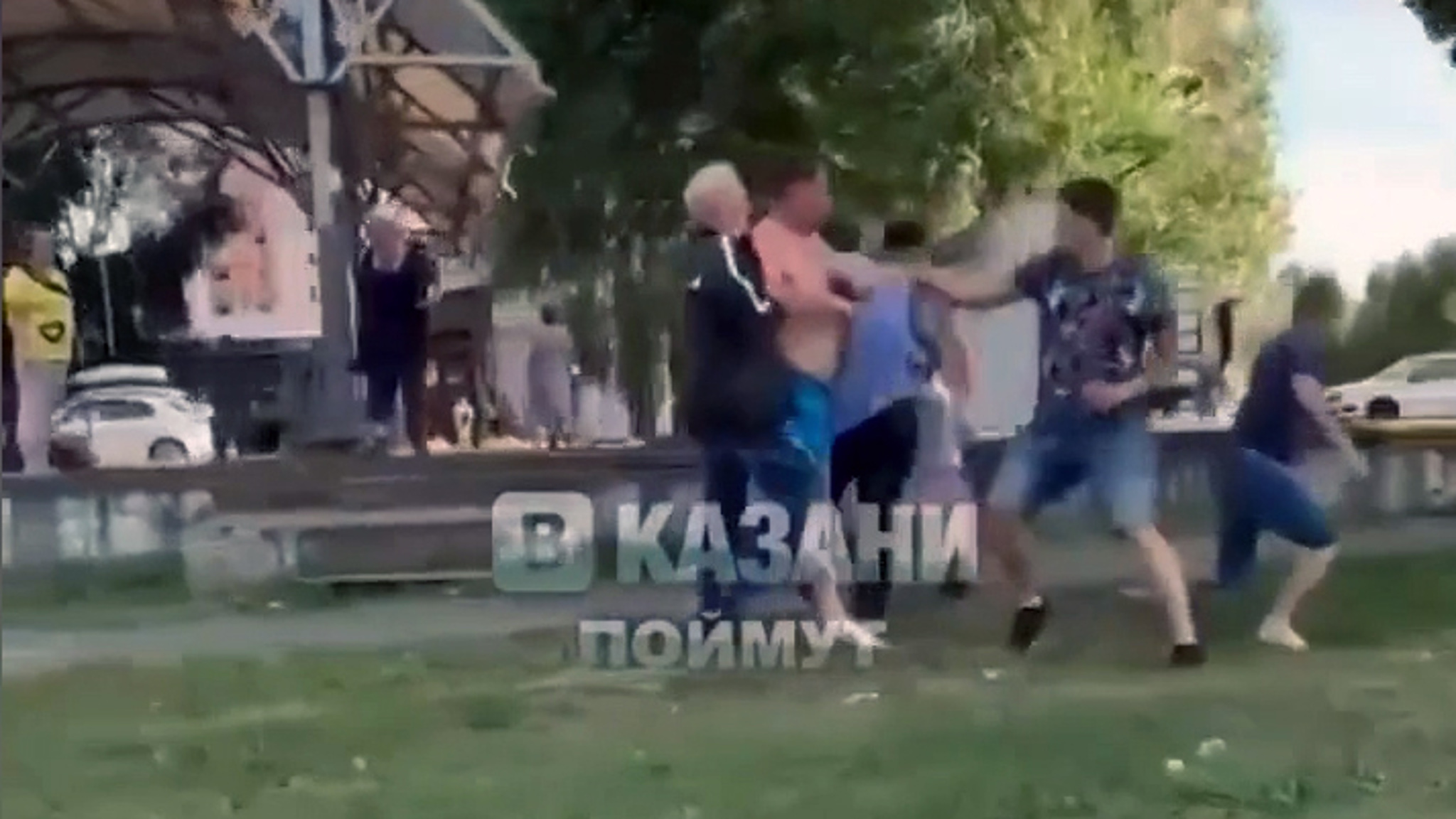 Не поделили: в Казани произошла массовая драка мужчин из-за арбуза