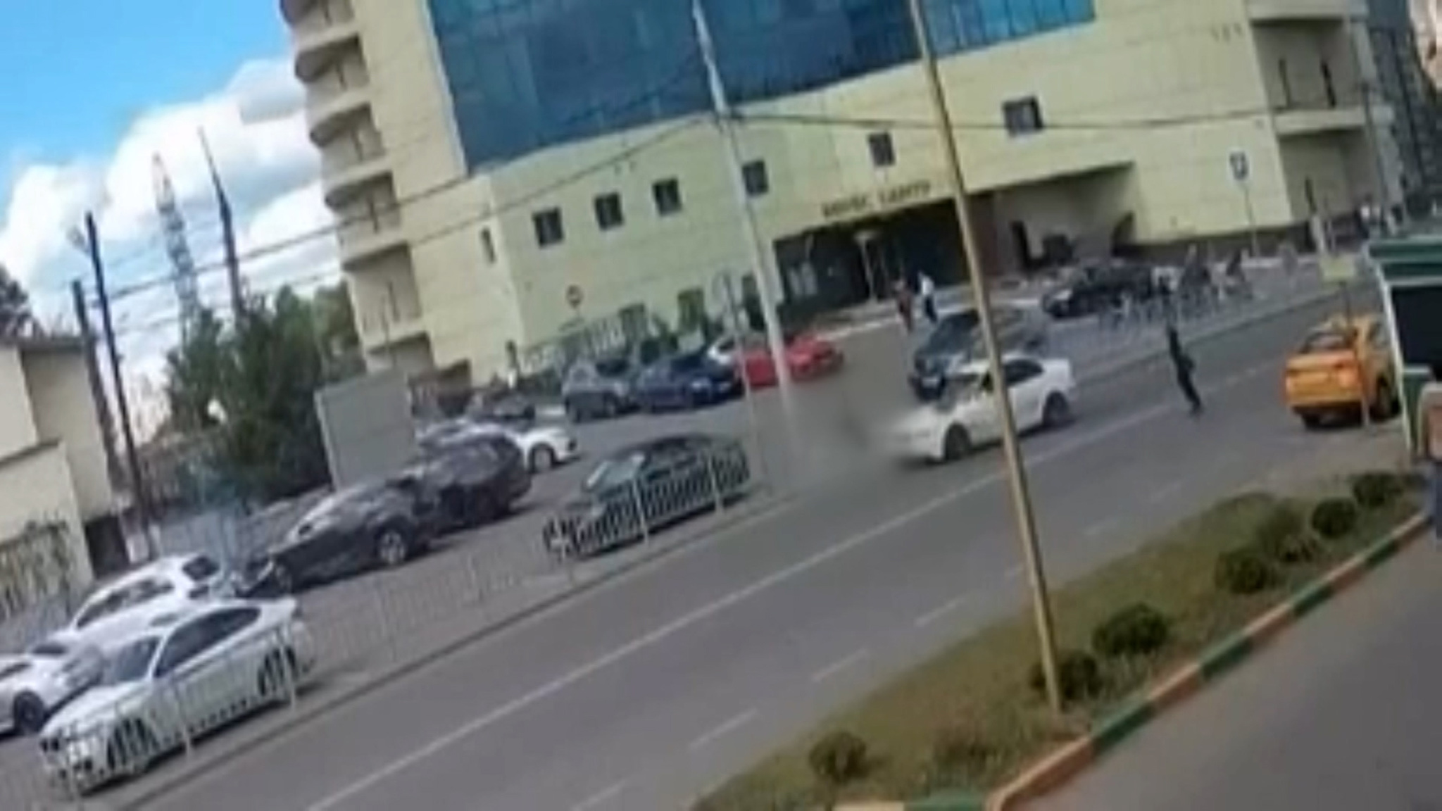 Двое детей попали под BMW в Москве. Видео ДТП