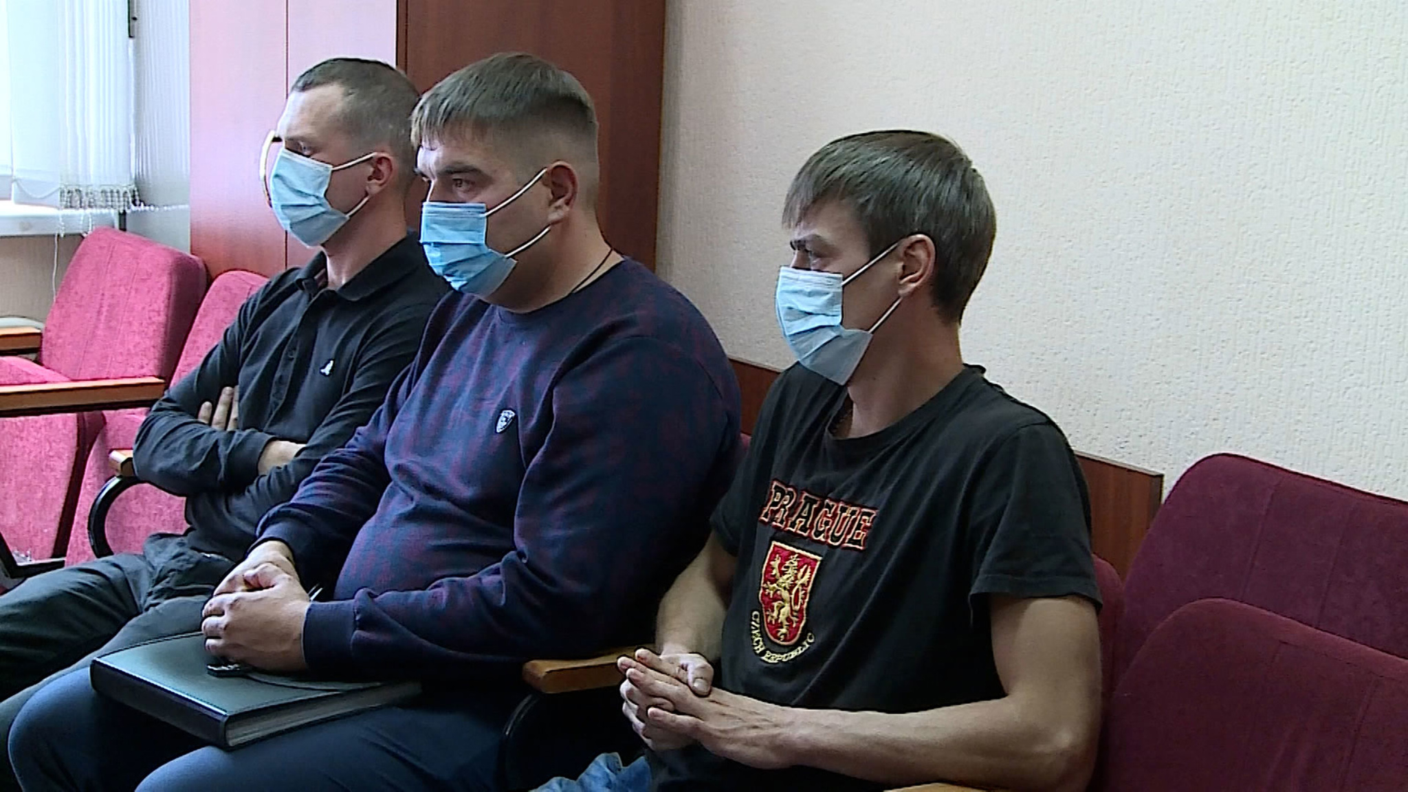 Скрывали звон бутылок музыкой: в Омске накрыли подпольный алкозавод