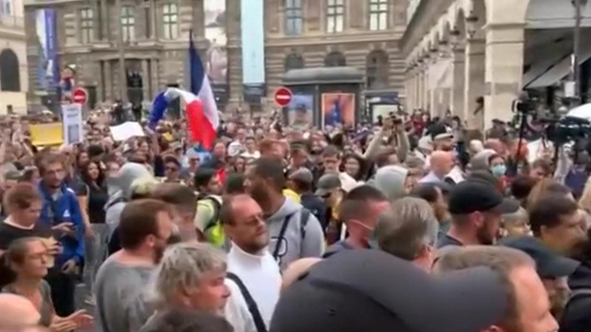 В мире растет число протестующих против обязательной вакцинации