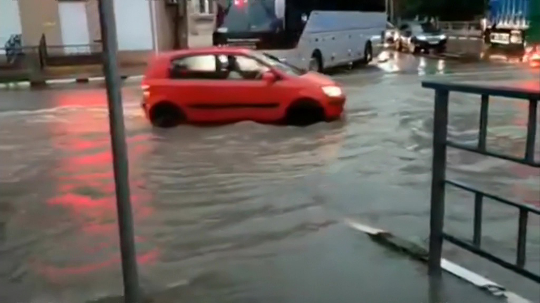 Улицы ушли под воду: мощный ливень затопил центр Новороссийска