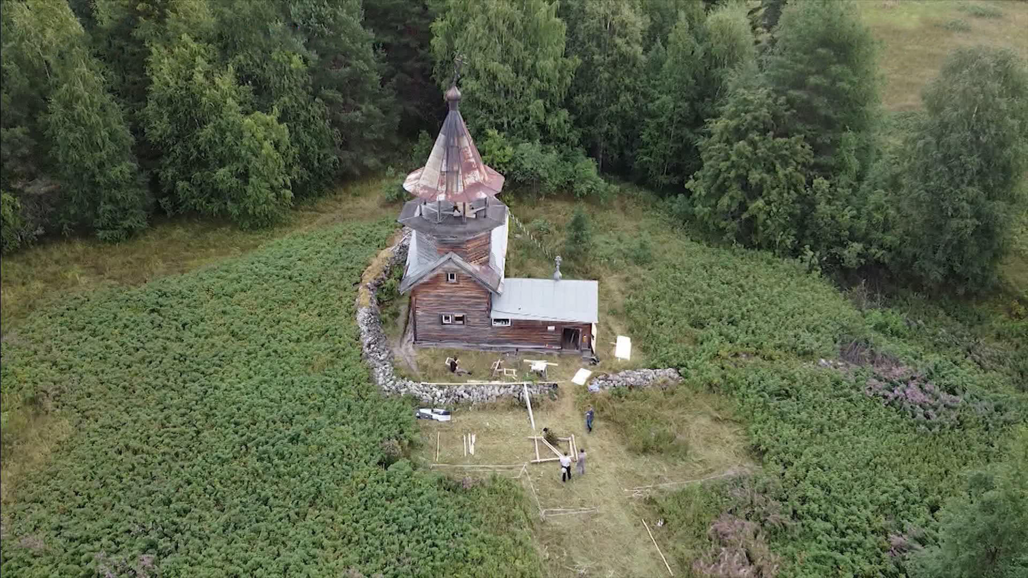 В Карелии волонтеры ведут работы по консервации деревянной часовни XVII века