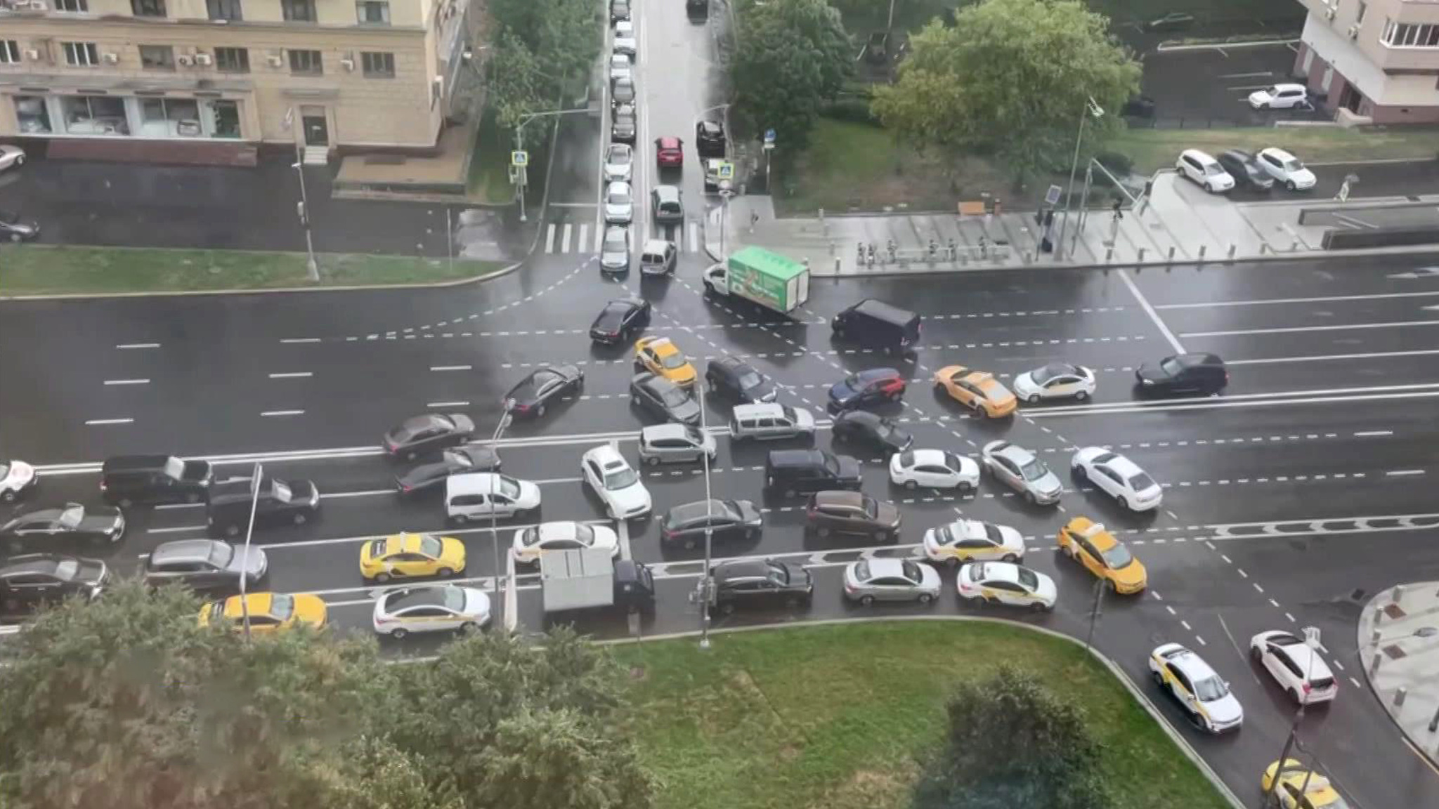 Не подключили светофор: в Москве перекресток усложнил жизнь автомобилистам