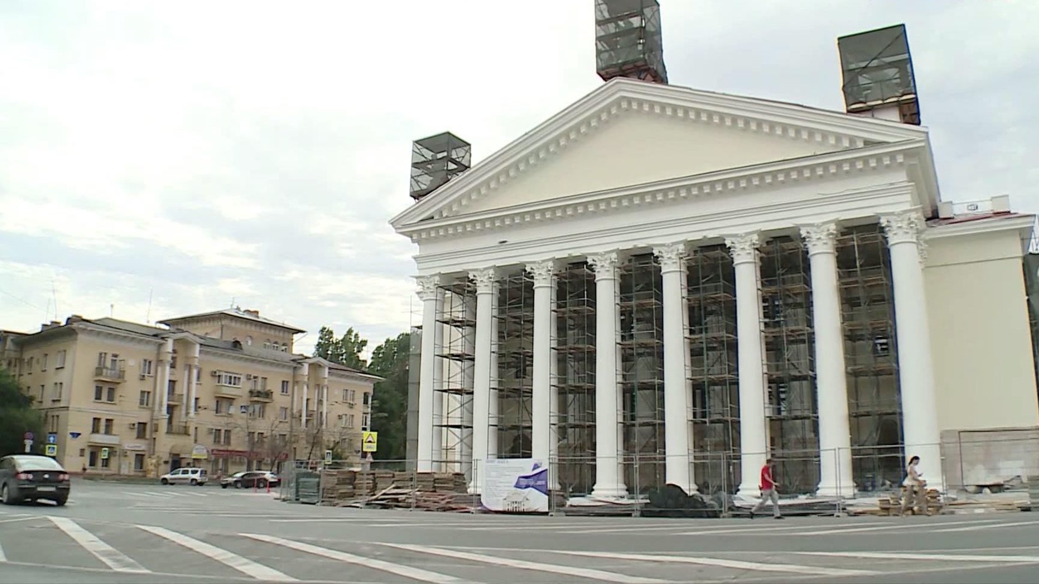 В Волгограде завершается реставрация скульптур, расположенных на фронтоне Нового экспериментального театра