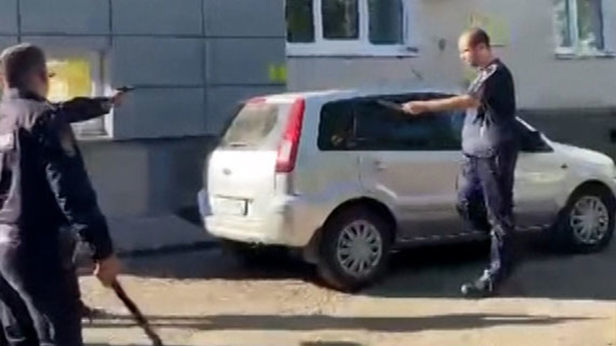 В Уфе неадекватный мужчина с ножом и гирей напал на полицейских