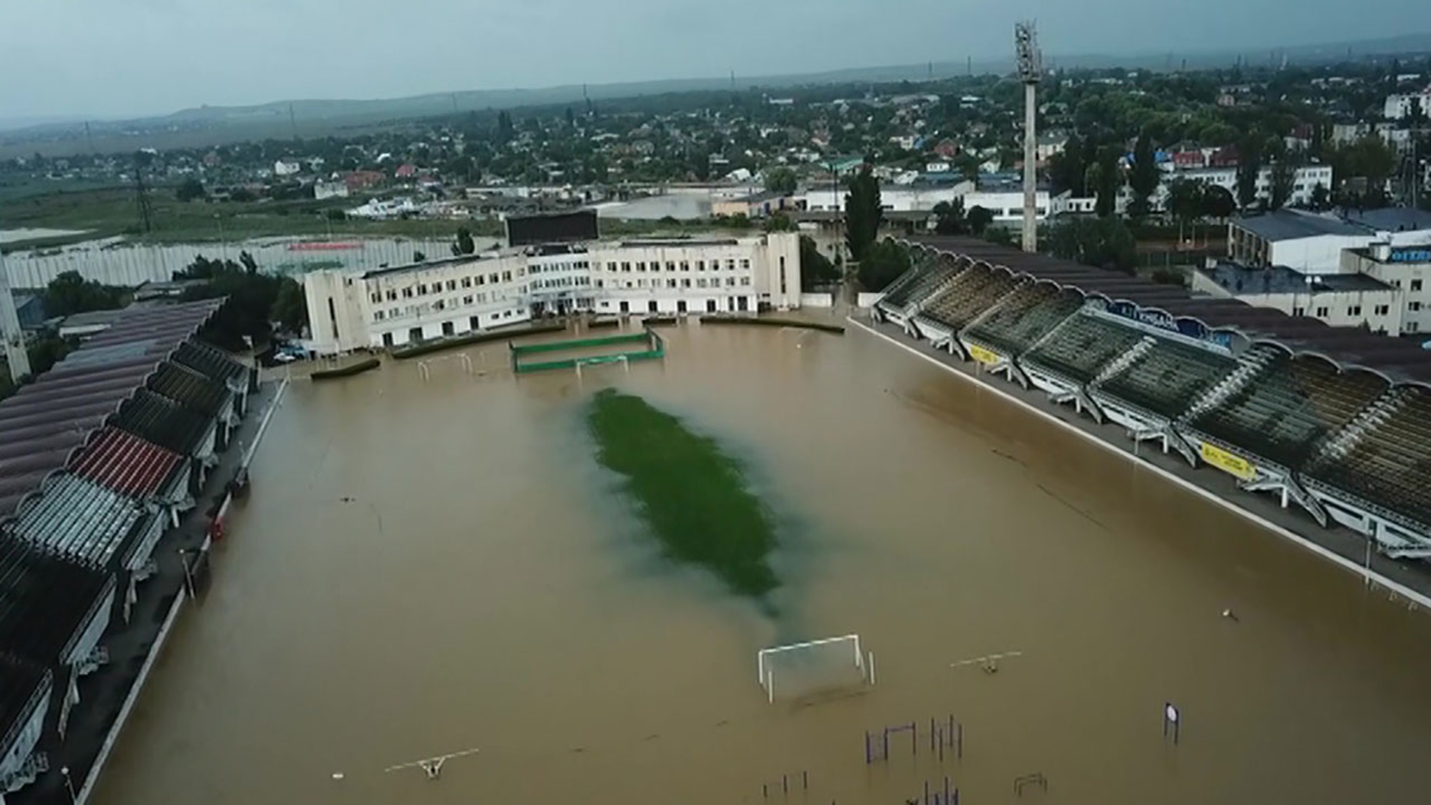 В Керчи после ночного ливня снова подтопило 10 улиц