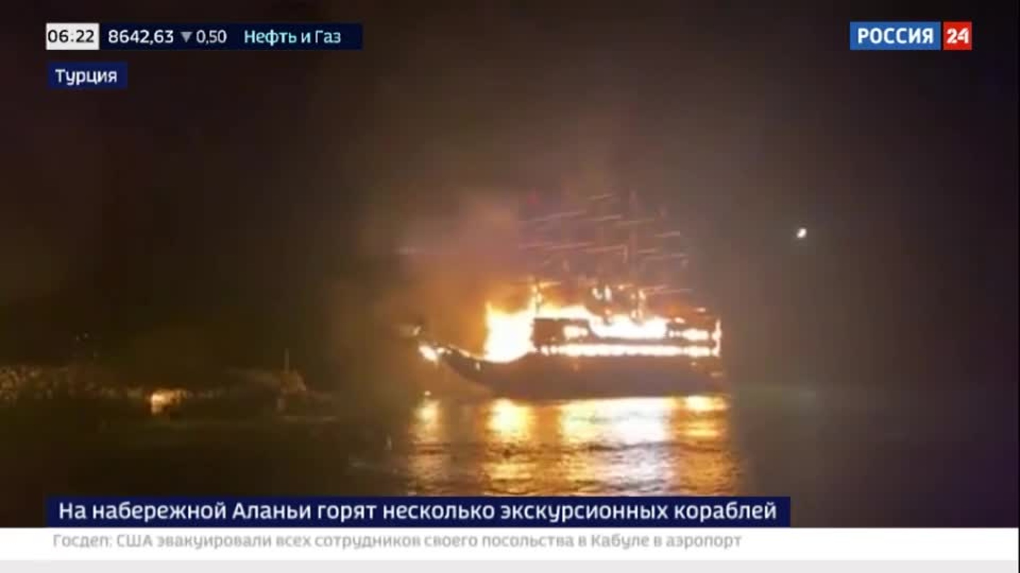 В Турции загорелись четыре экскурсионных судна с людьми