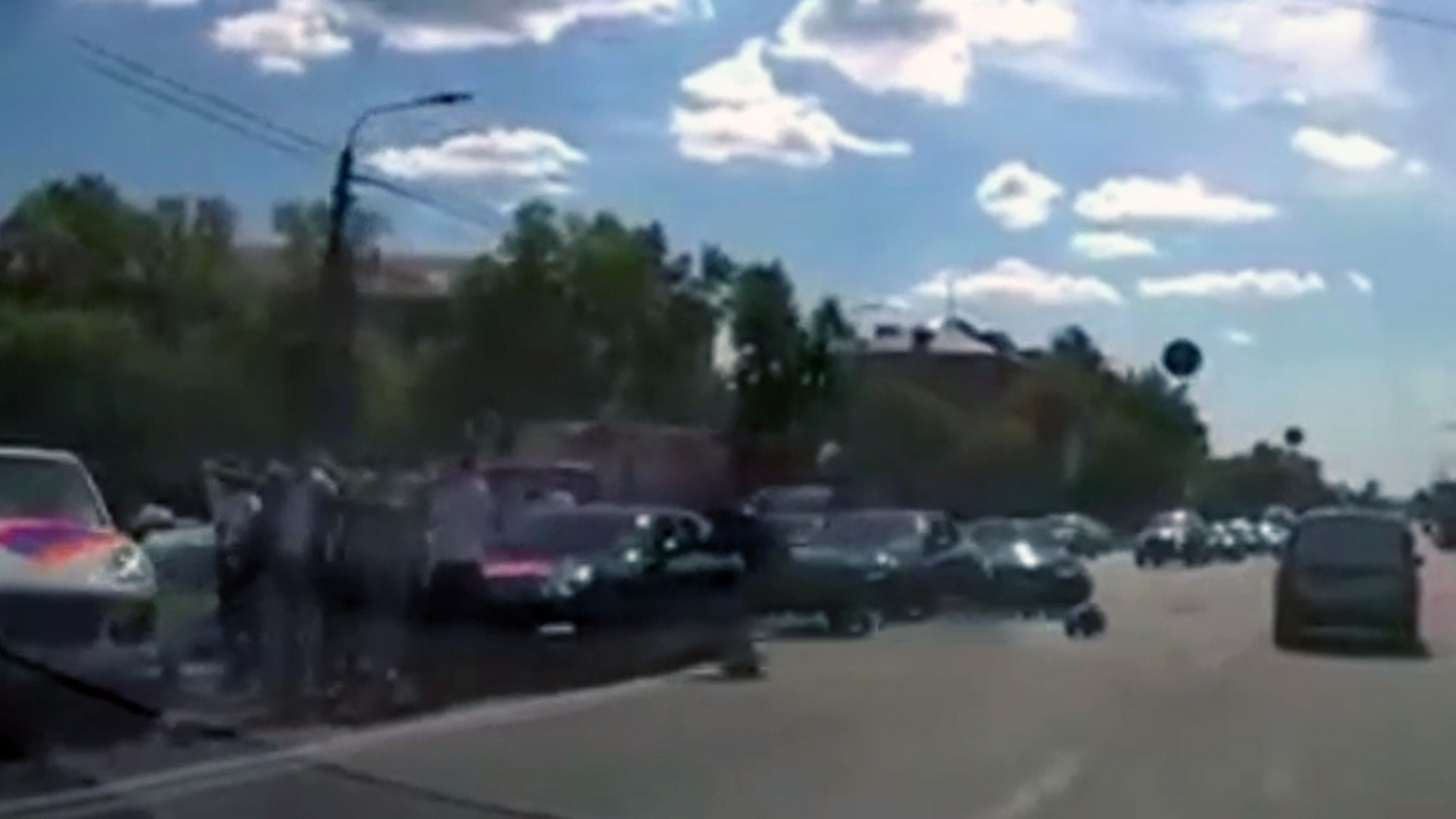 В Нижнем Новгороде свадебный кортеж перекрыл проспект