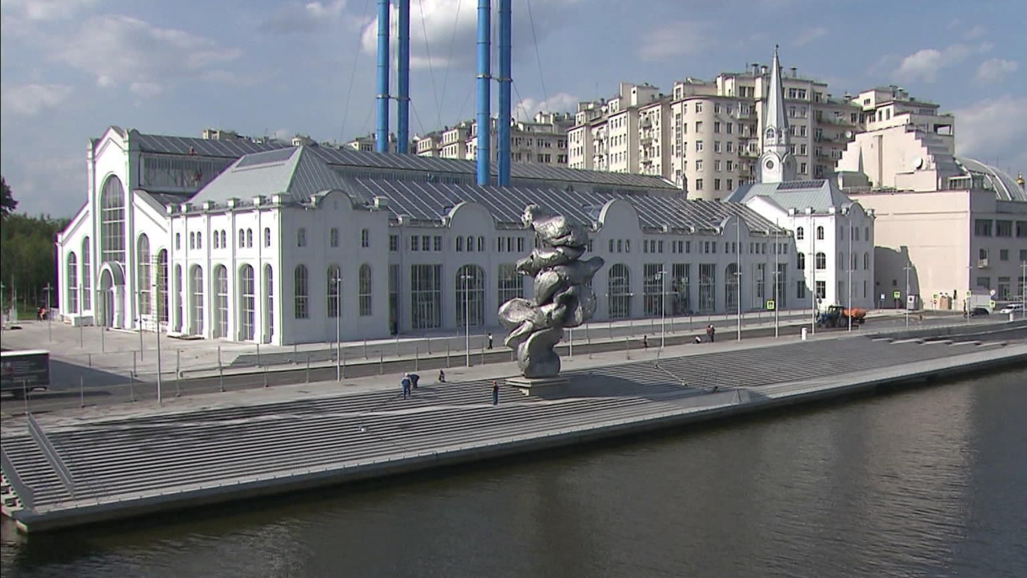 На Болотной набережной в Москве установили 13-метровую скульптуру Урса Фишера