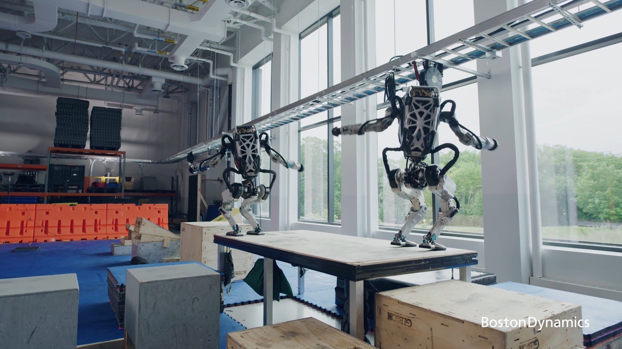 Роботы Boston Dynamics занялись паркуром