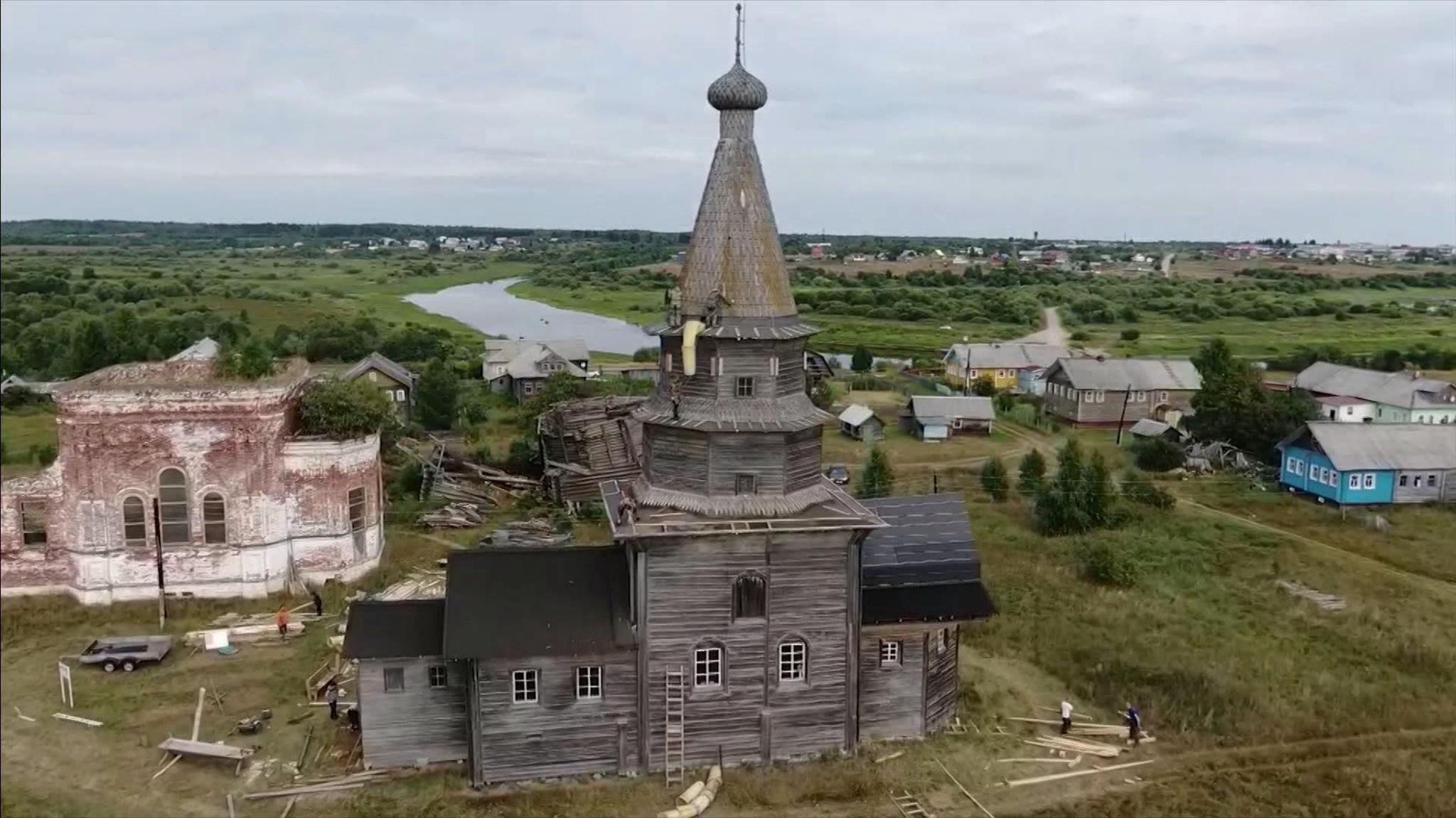 Волонтеры занимаются консервацией Петропавловской церкви XVIII века в Архангельской области