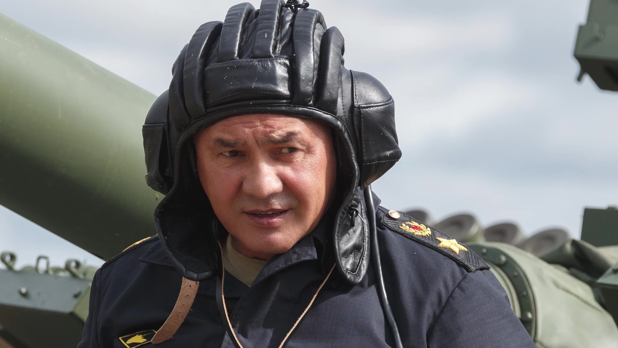 Сергей Шойгу проехал 4 километра на танке Т-80