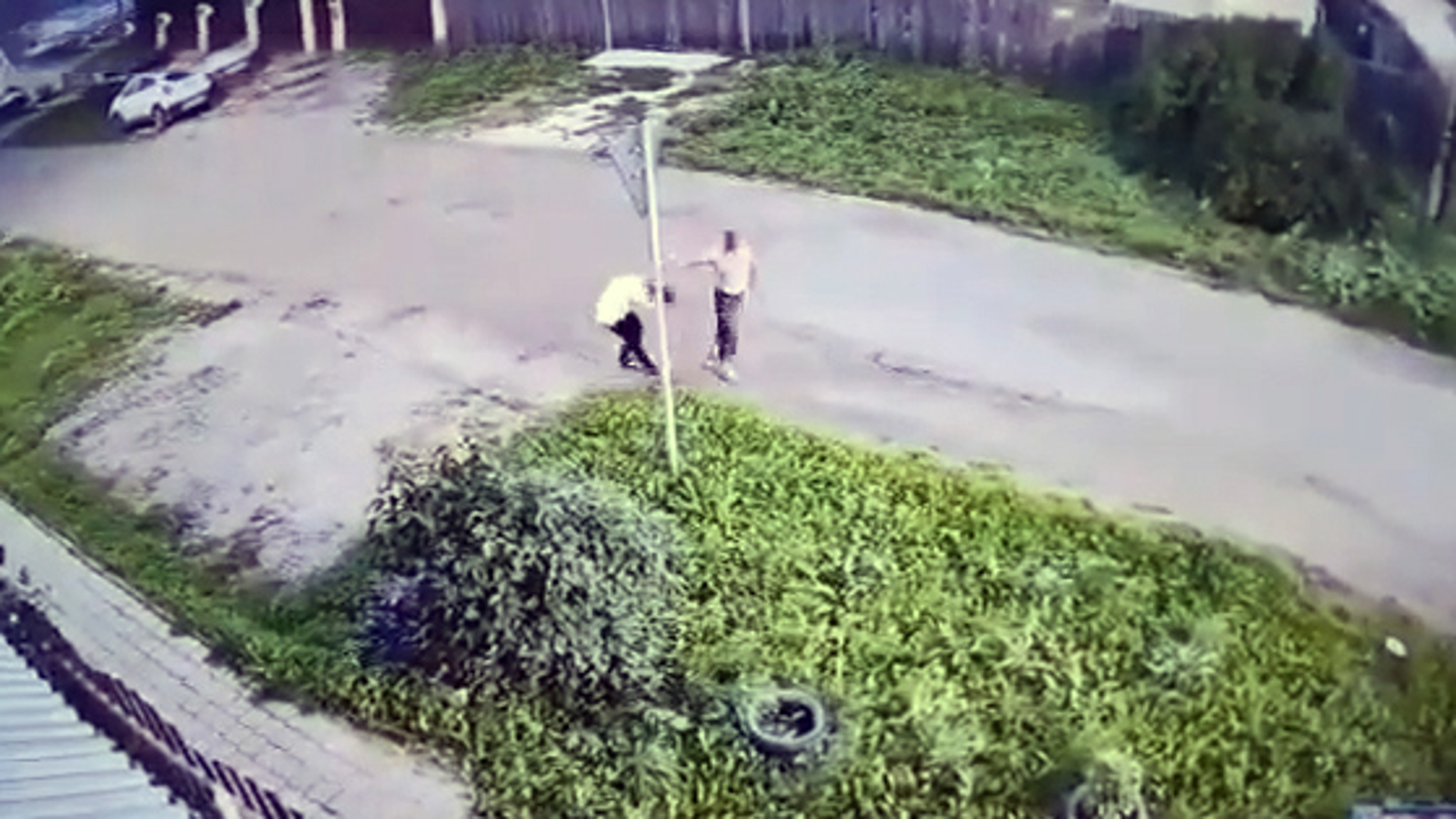 Устюжанин схватил за волосы 17-летнюю девушку и разбил телефон