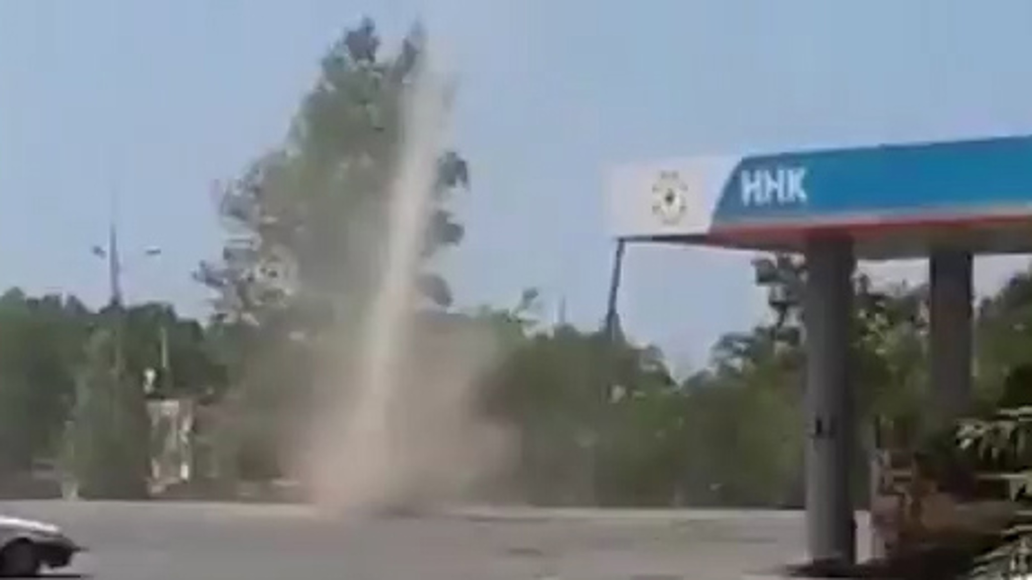 Торнадо, "напавший" на АЗС в Приморье, попал на видео
