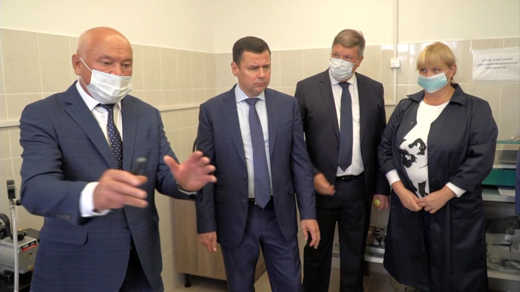 Губернатор Ярославской области проинспектировал работу нового асфальтового завода