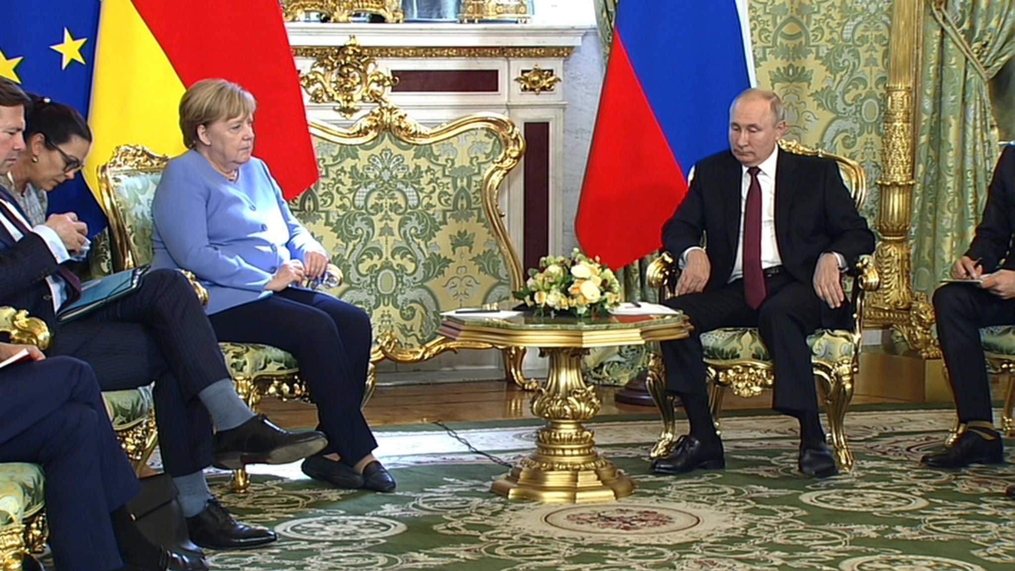 В Кремле начались переговоры Владимира Путина с Ангелой Меркель