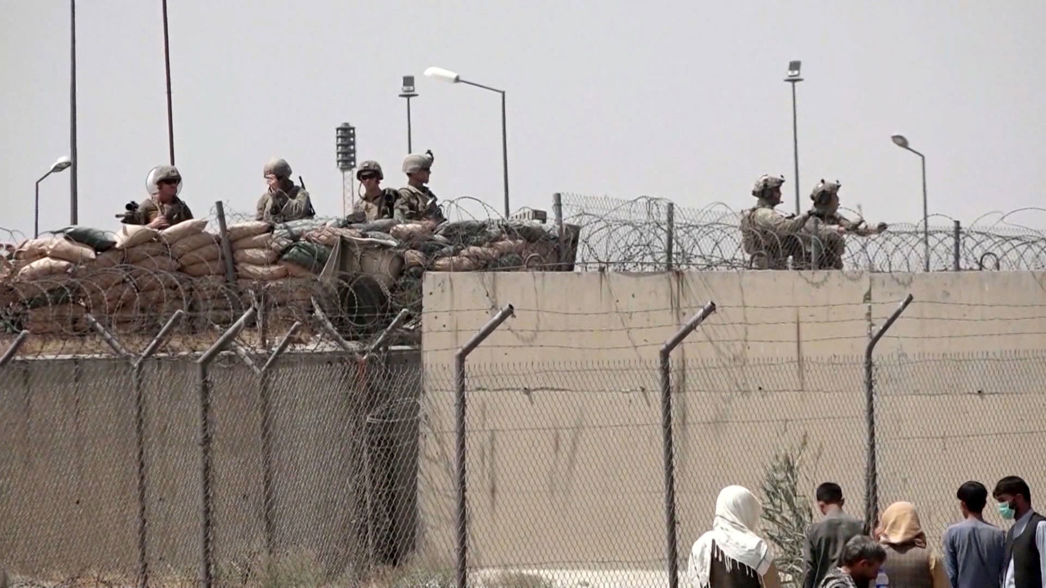 Афганский военный погиб при перестрелке рядом с аэропортом Кабула