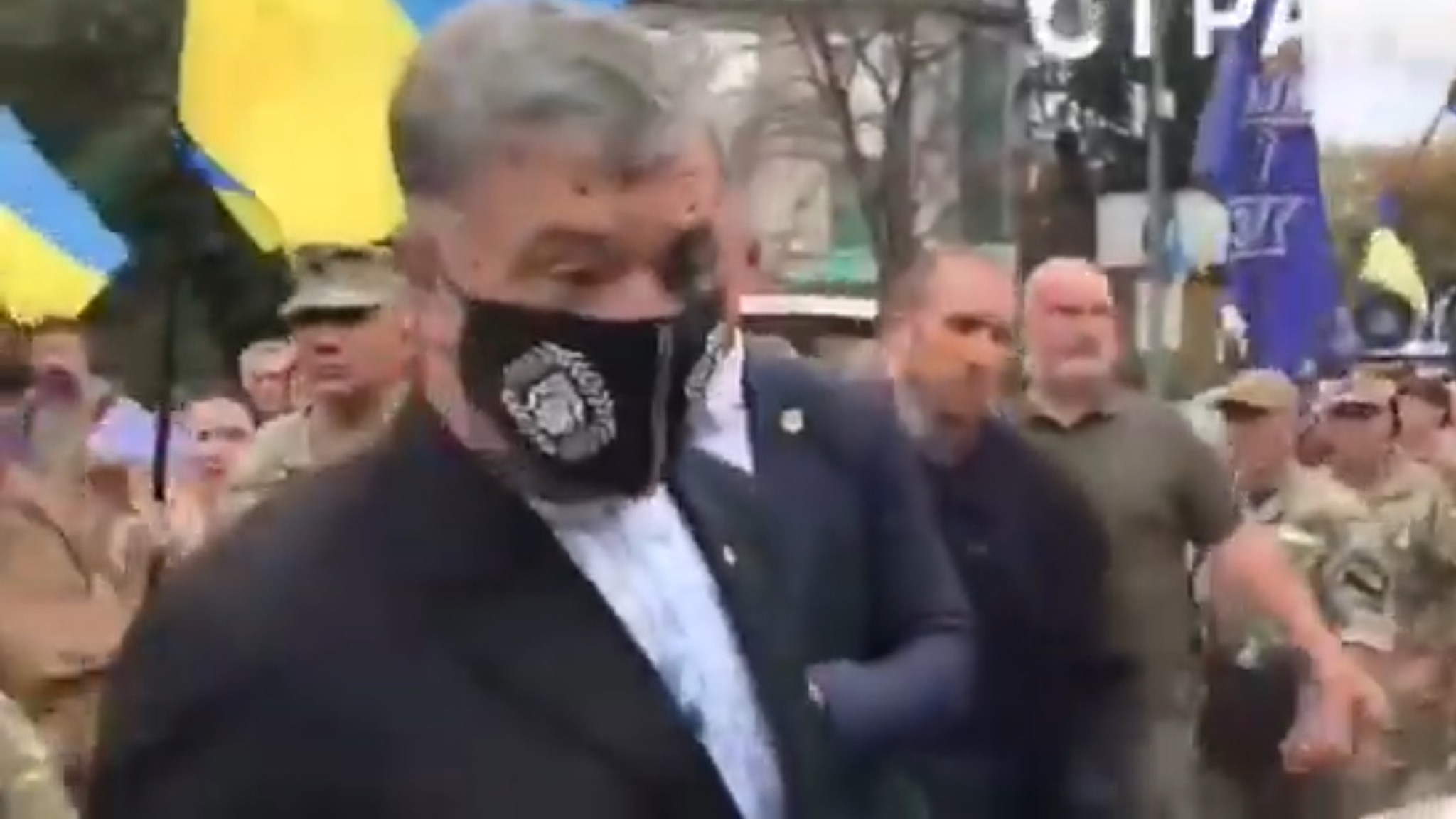 Порошенко облили зеленкой в центре Киева