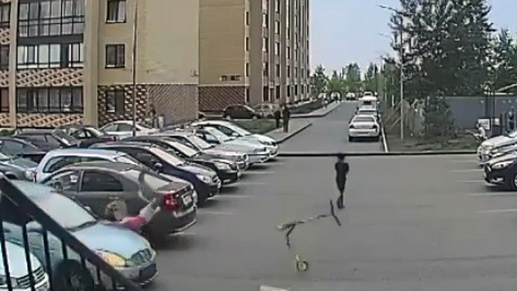 В Татарстане автомобиль на парковке сбил девочку на самокате