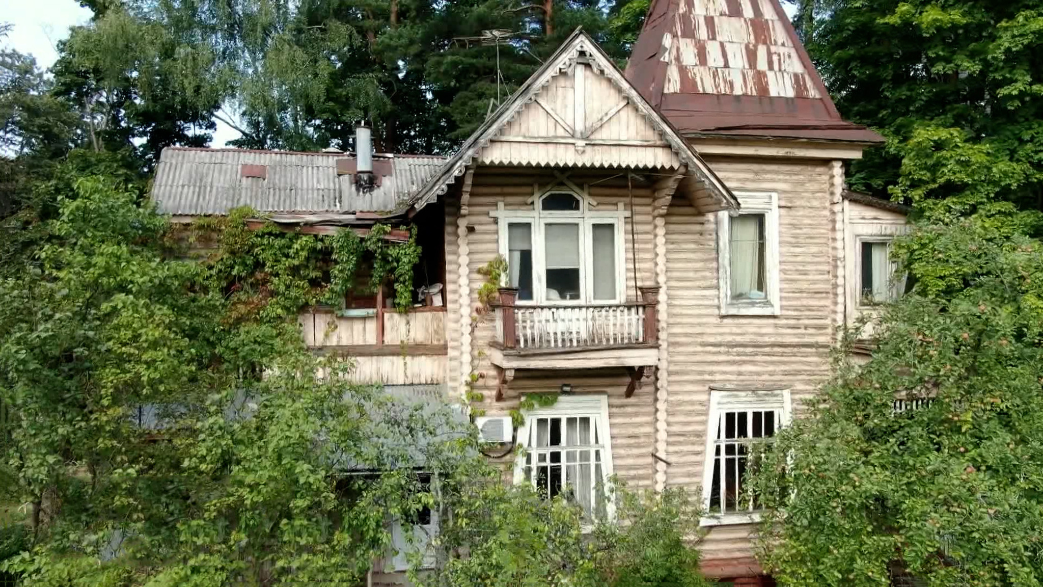 Жемчужина деревянного зодчества под ударом: историческую дачу могут снести ради дороги