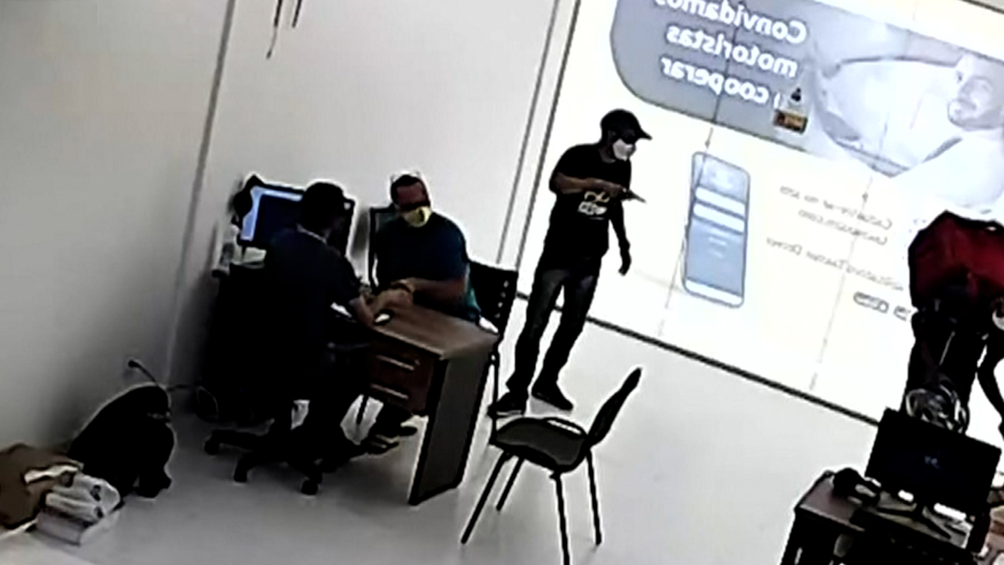 Очень неторопливых налетчиков сняли камеры наблюдения в Бразилии