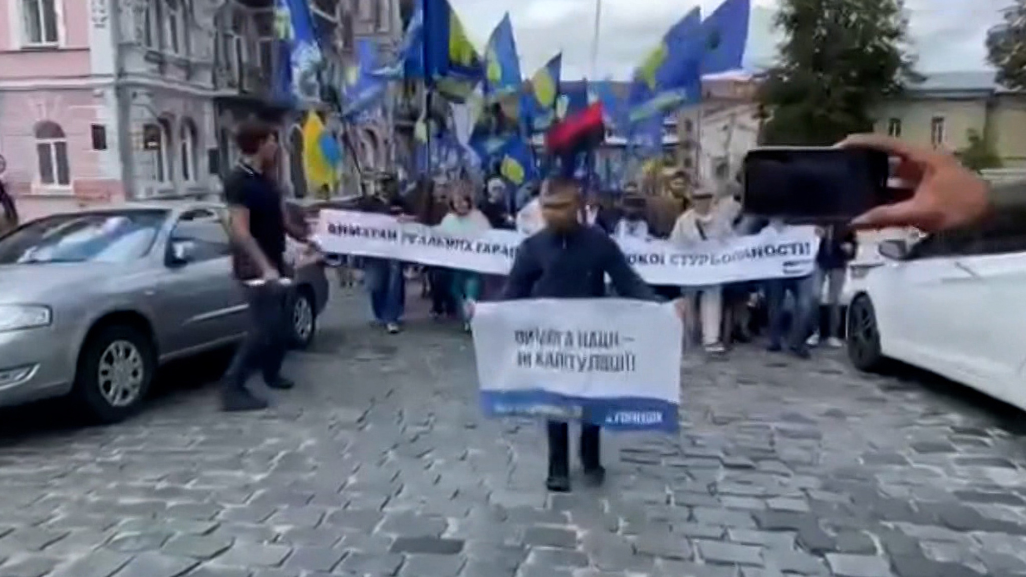 Украинские радикалы пришли к офису президента
