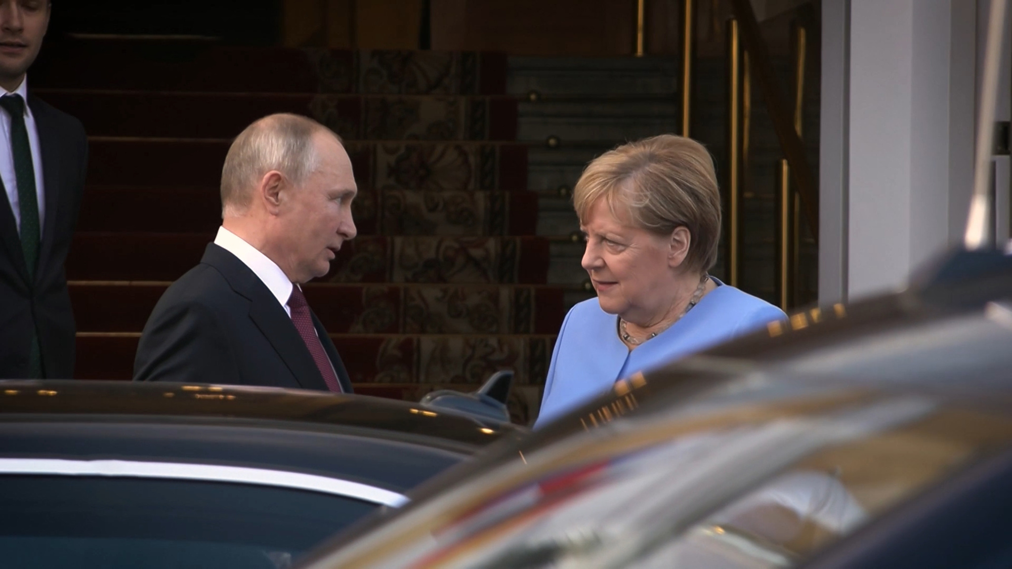Прощальный визит: Путин долго провожал Меркель