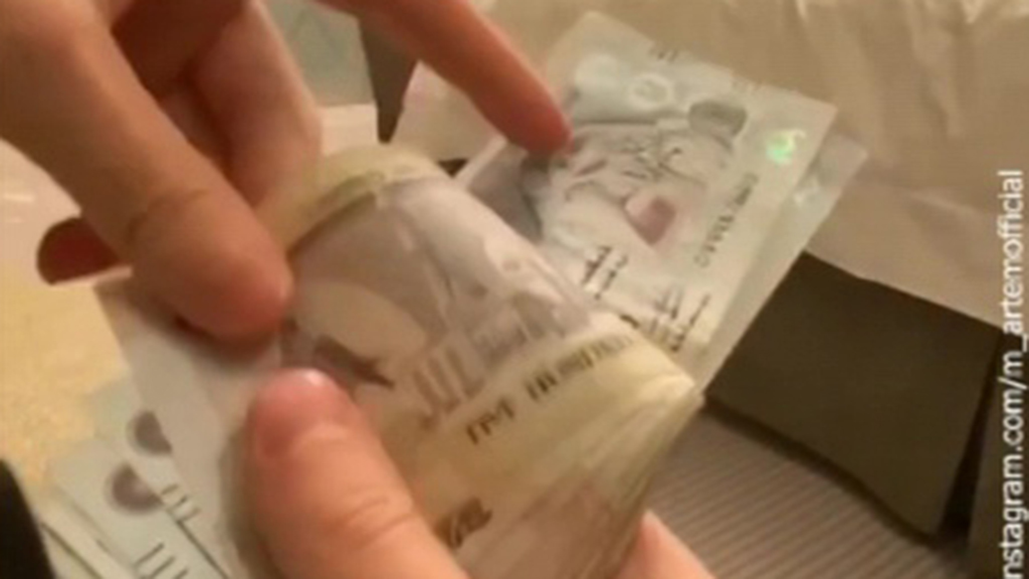 Россиянин попал в тюрьму в ОАЭ за "оскорбление" местной валюты